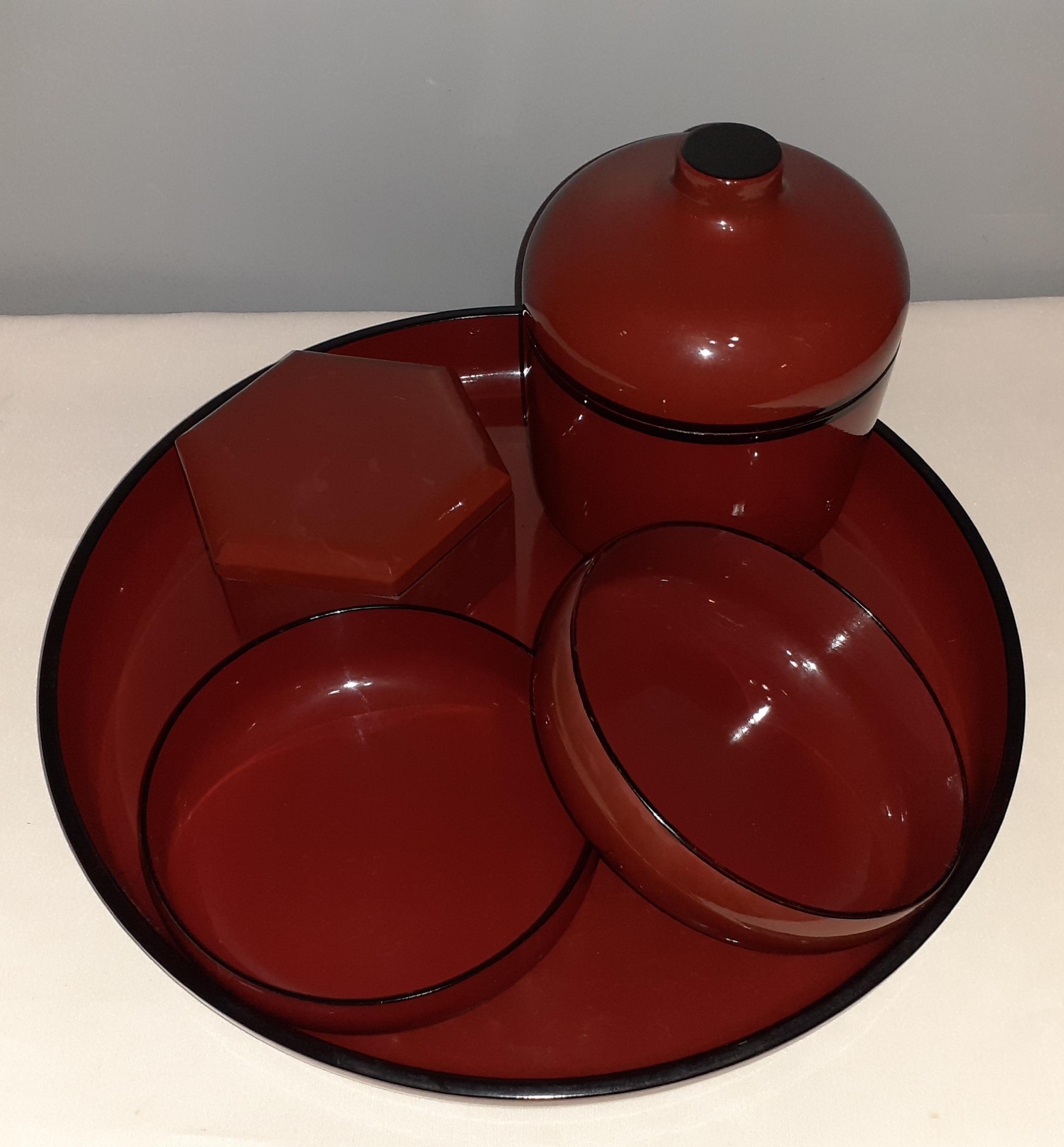 Plateau en bakélite laqué du Japon vintage avec 4 pièces