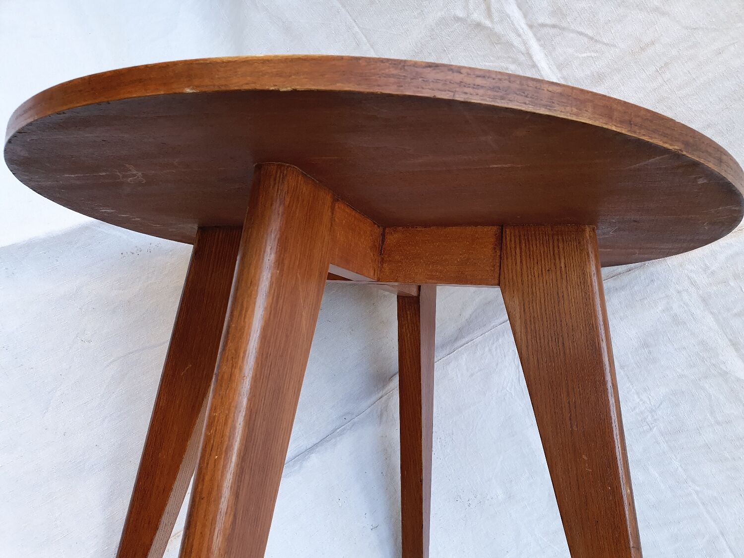 Coffee or side table round oak