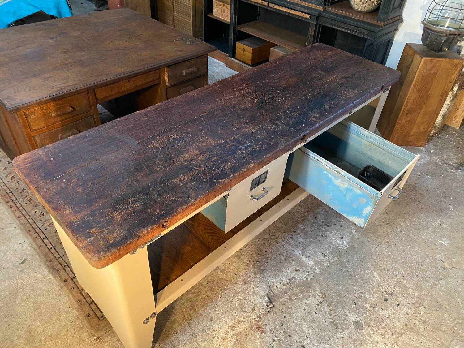 Industrial establishment Air Force Central island workbench