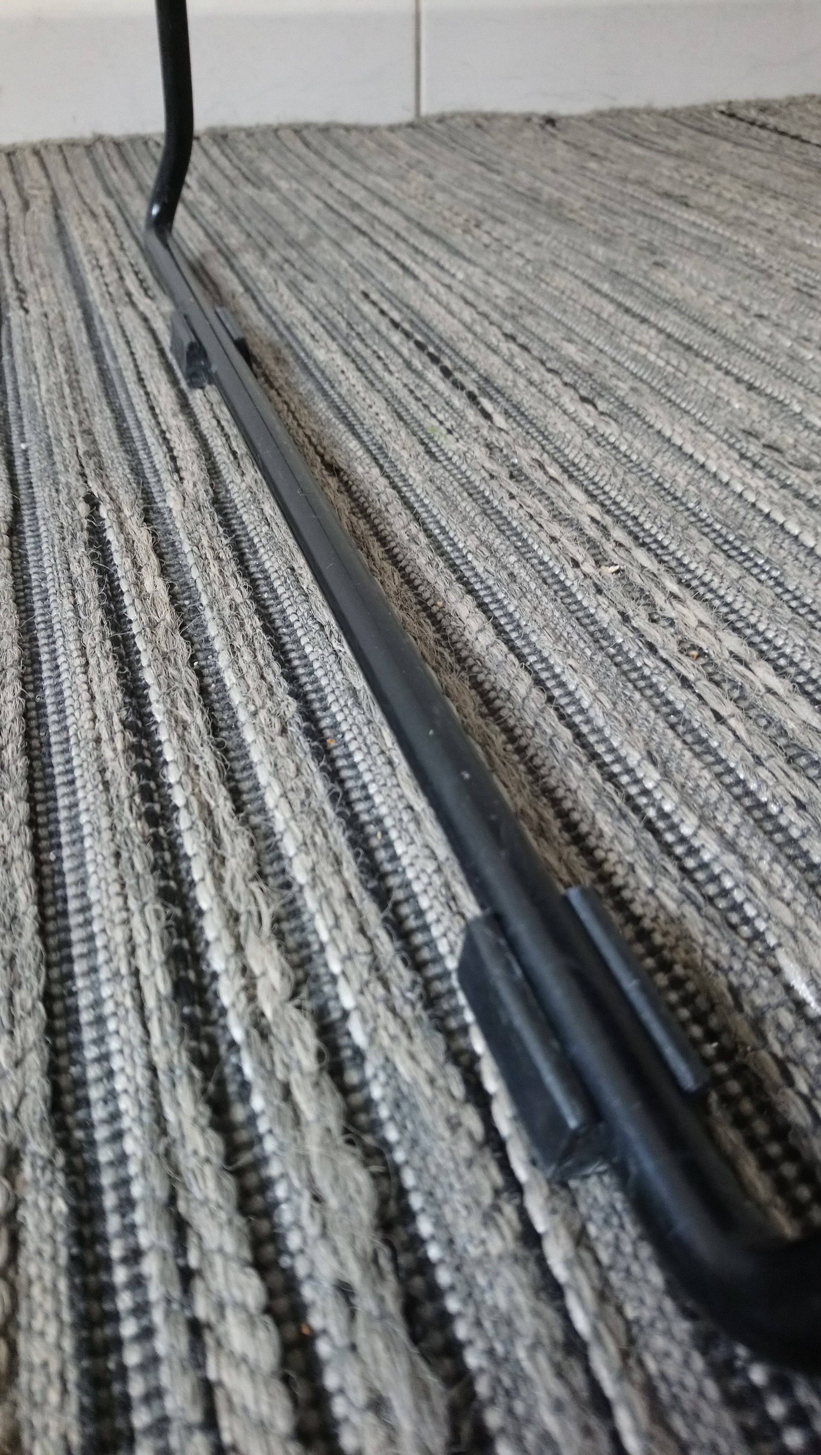 Paire de chaises spaghetti scoubidou noires années 70