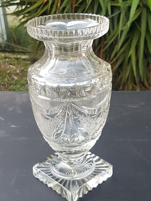 Vase cristal taillé forme Médicis