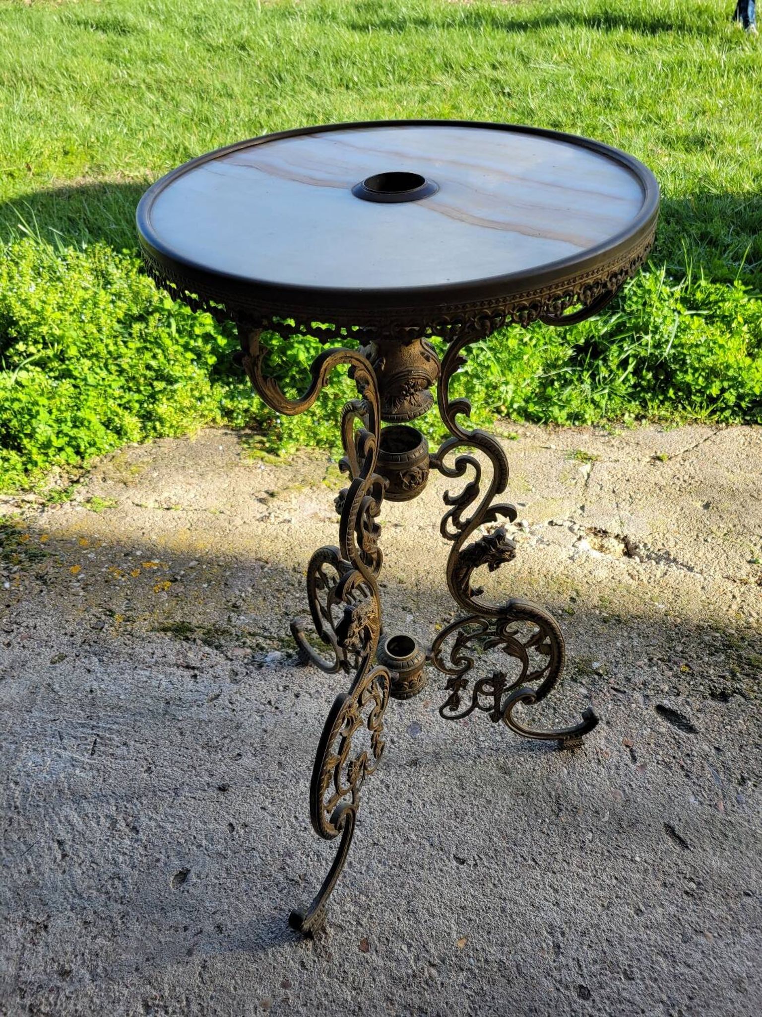 Table ronde en marbre et bronze doré