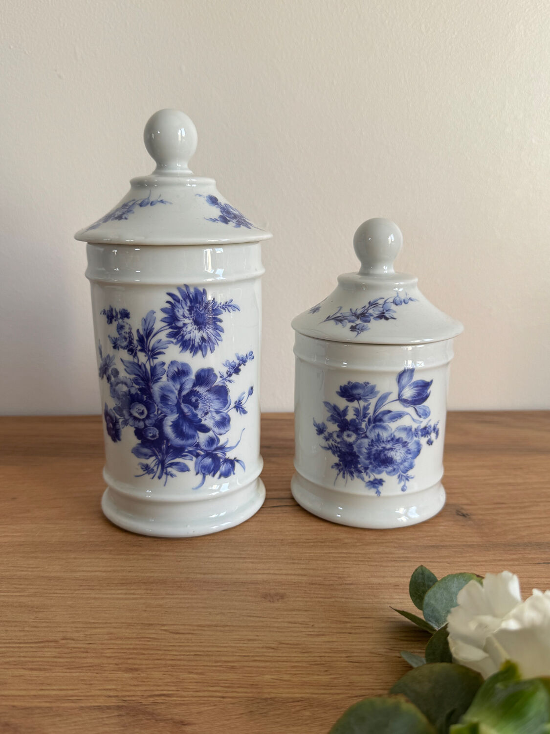 Lot of two porcelain boxes