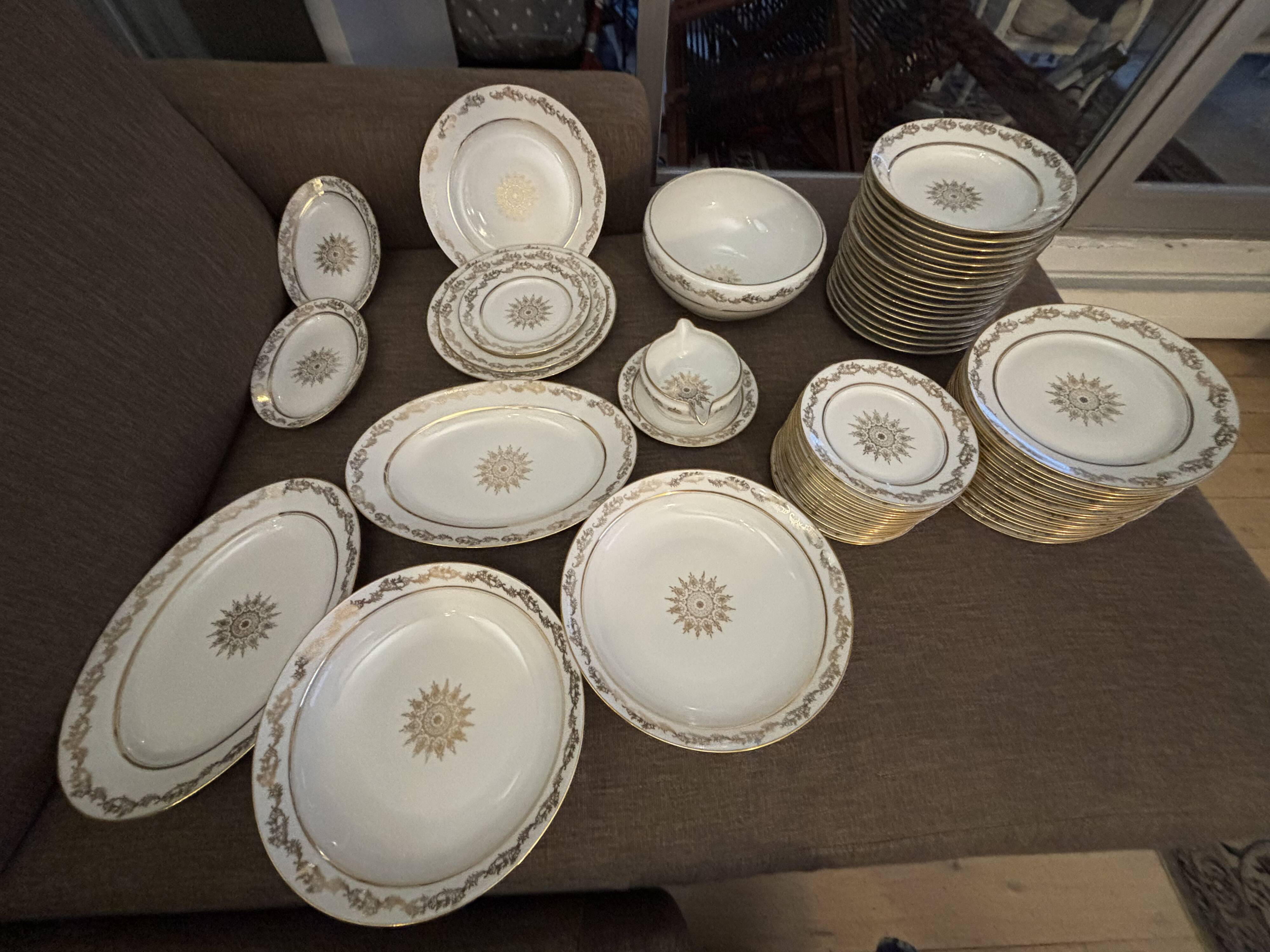 Magnifique service en porcelaine blanche et doree