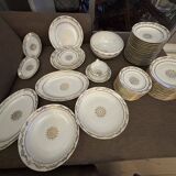 Magnifique service en porcelaine blanche et doree