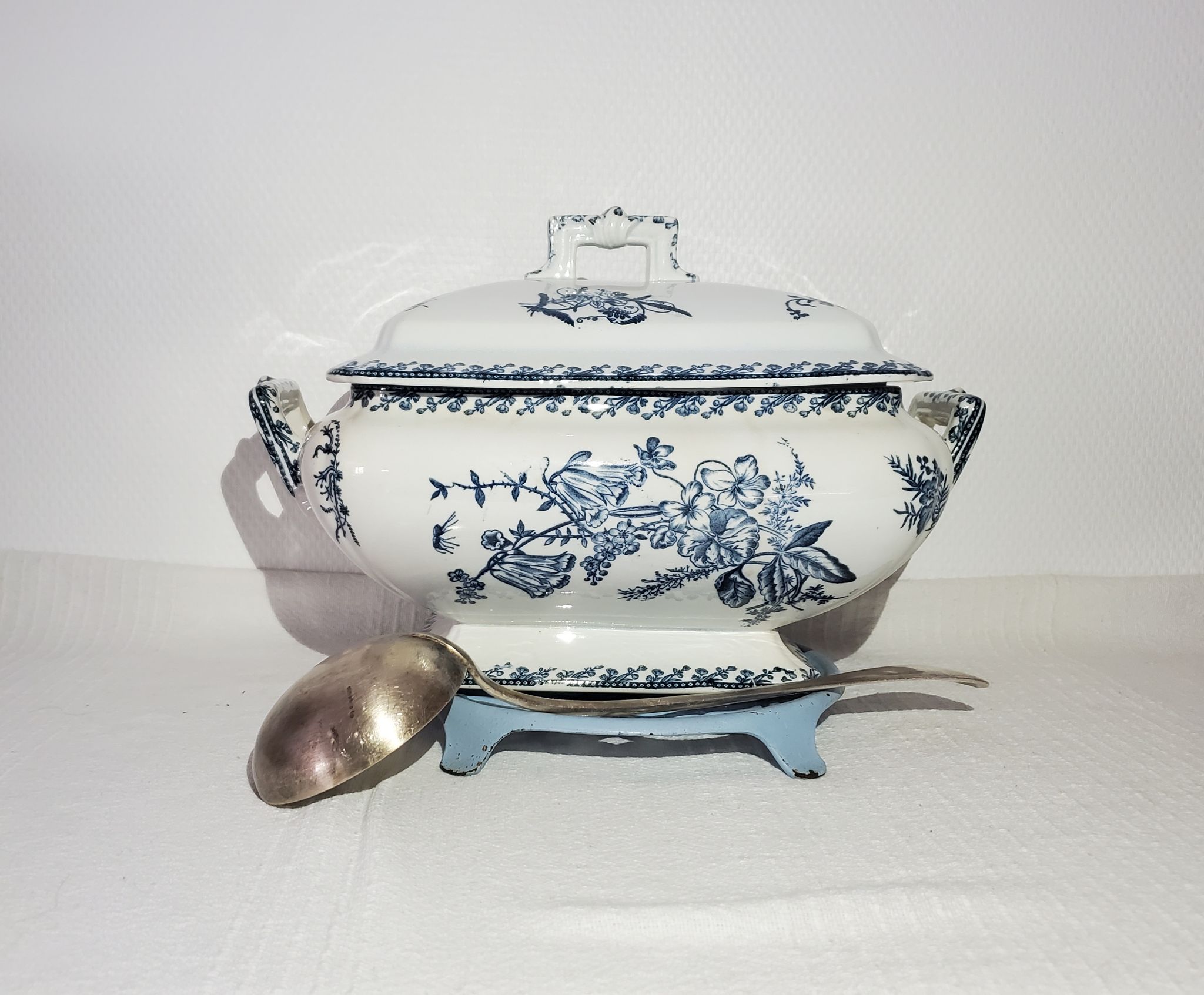 Soup-tureen of the earthenware factory of Pexonne