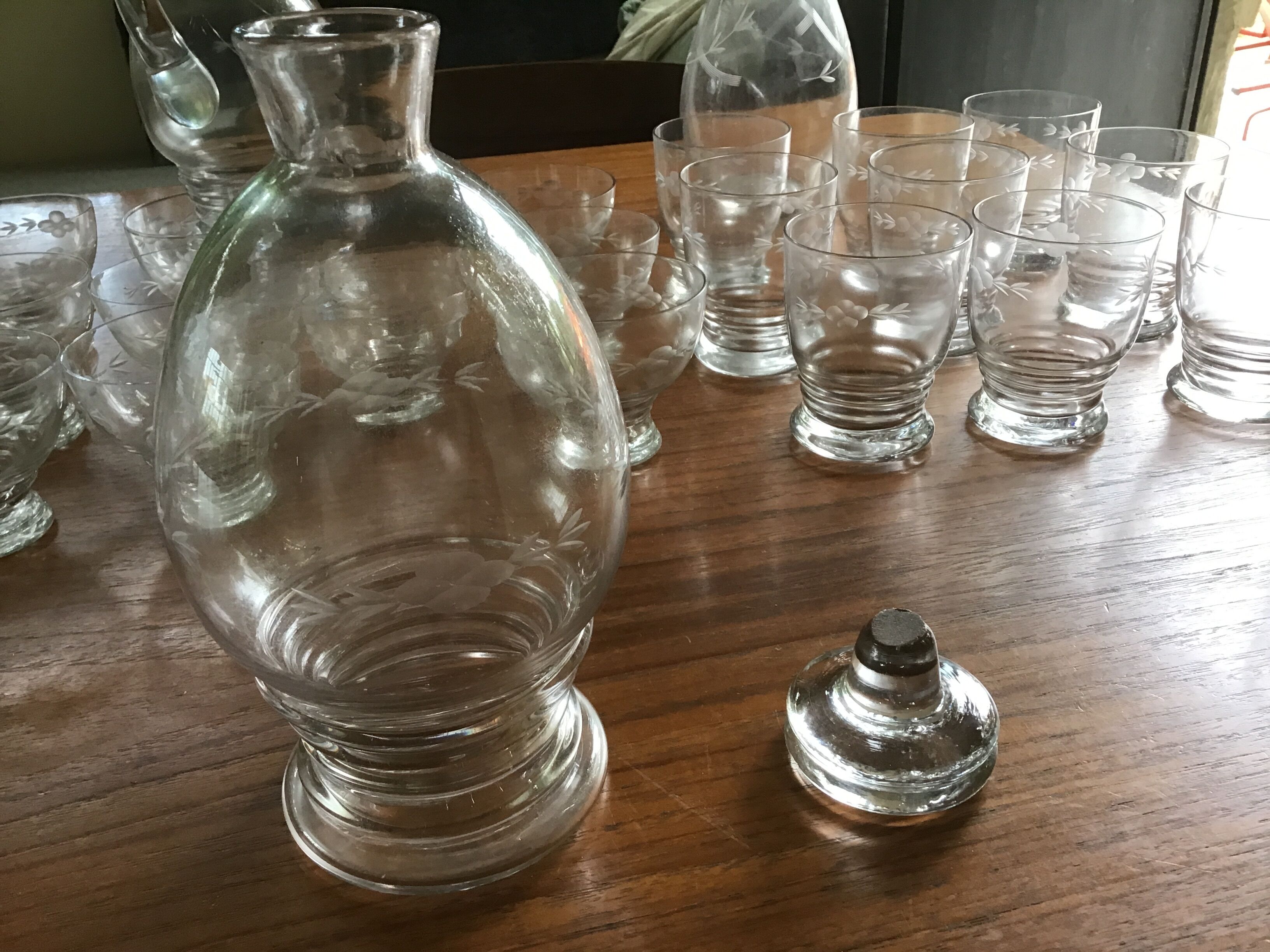 Service de verres avec carafes, pichet et dessous de  bouteille