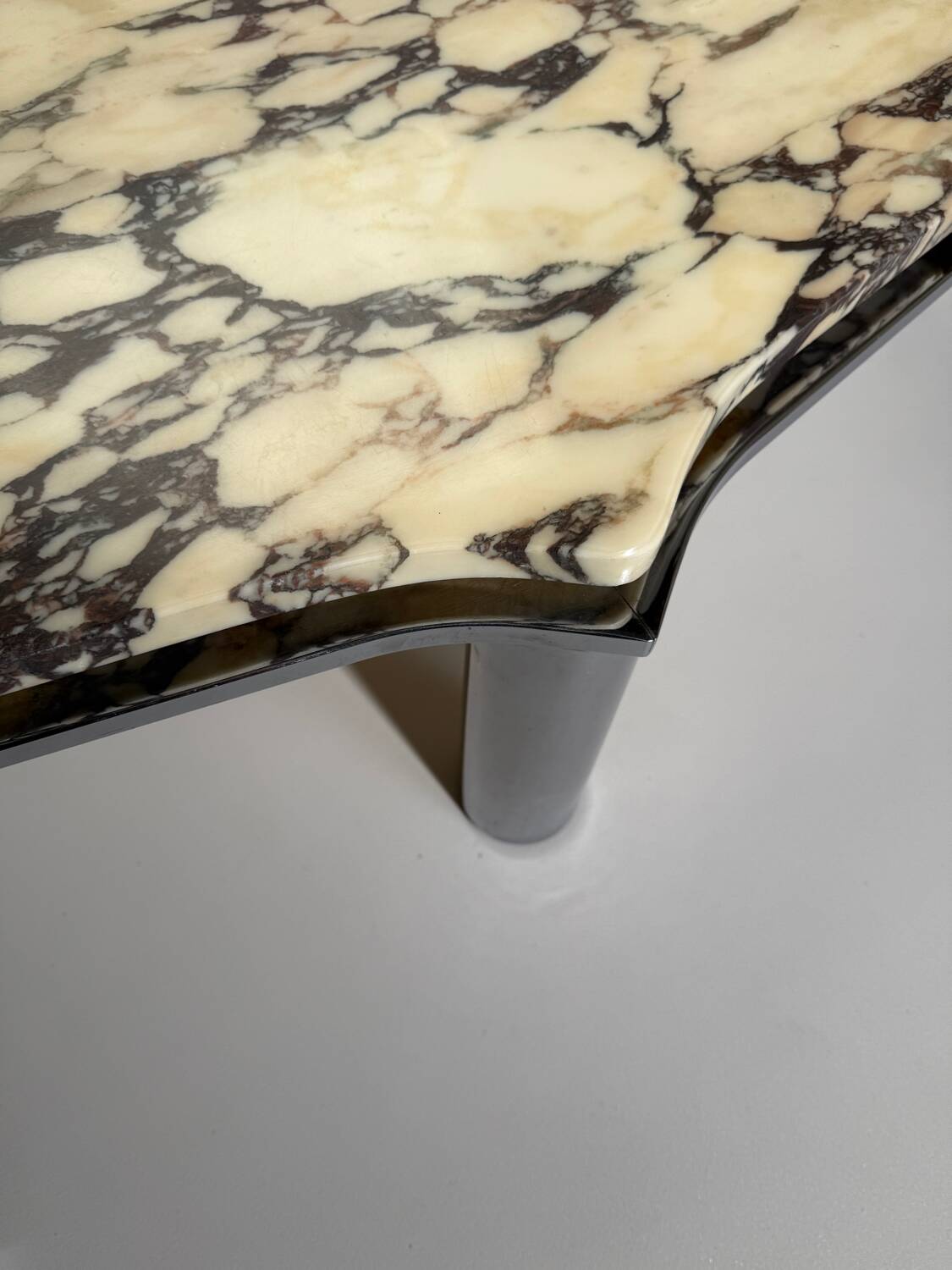 Table basse vintage chrome et marbre