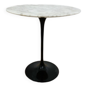 Eero saarinen for knoll small pedestal table or end table
