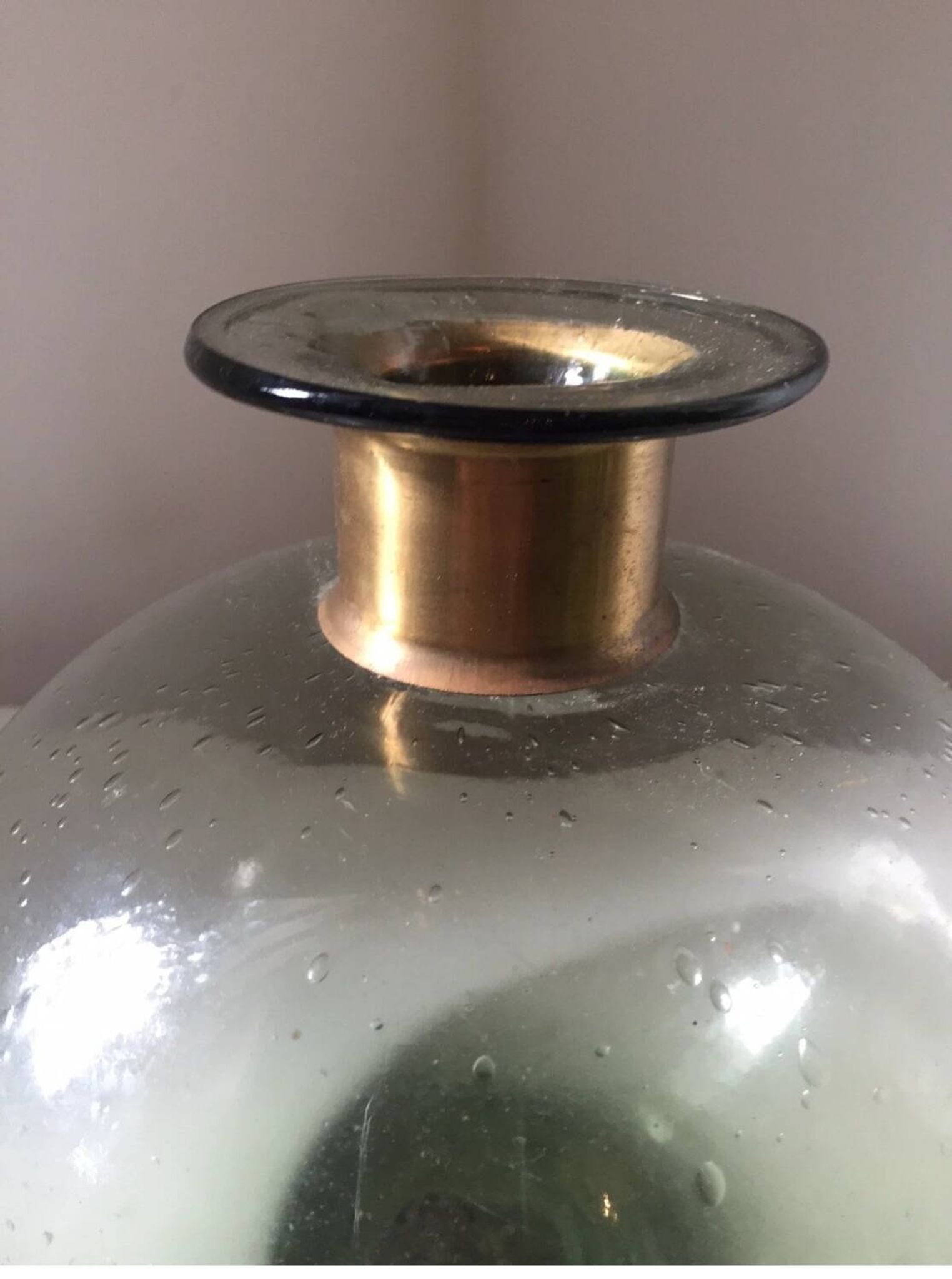 Vase boule vintage en verre bullé et laiton