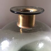Vase boule vintage en verre bullé et laiton