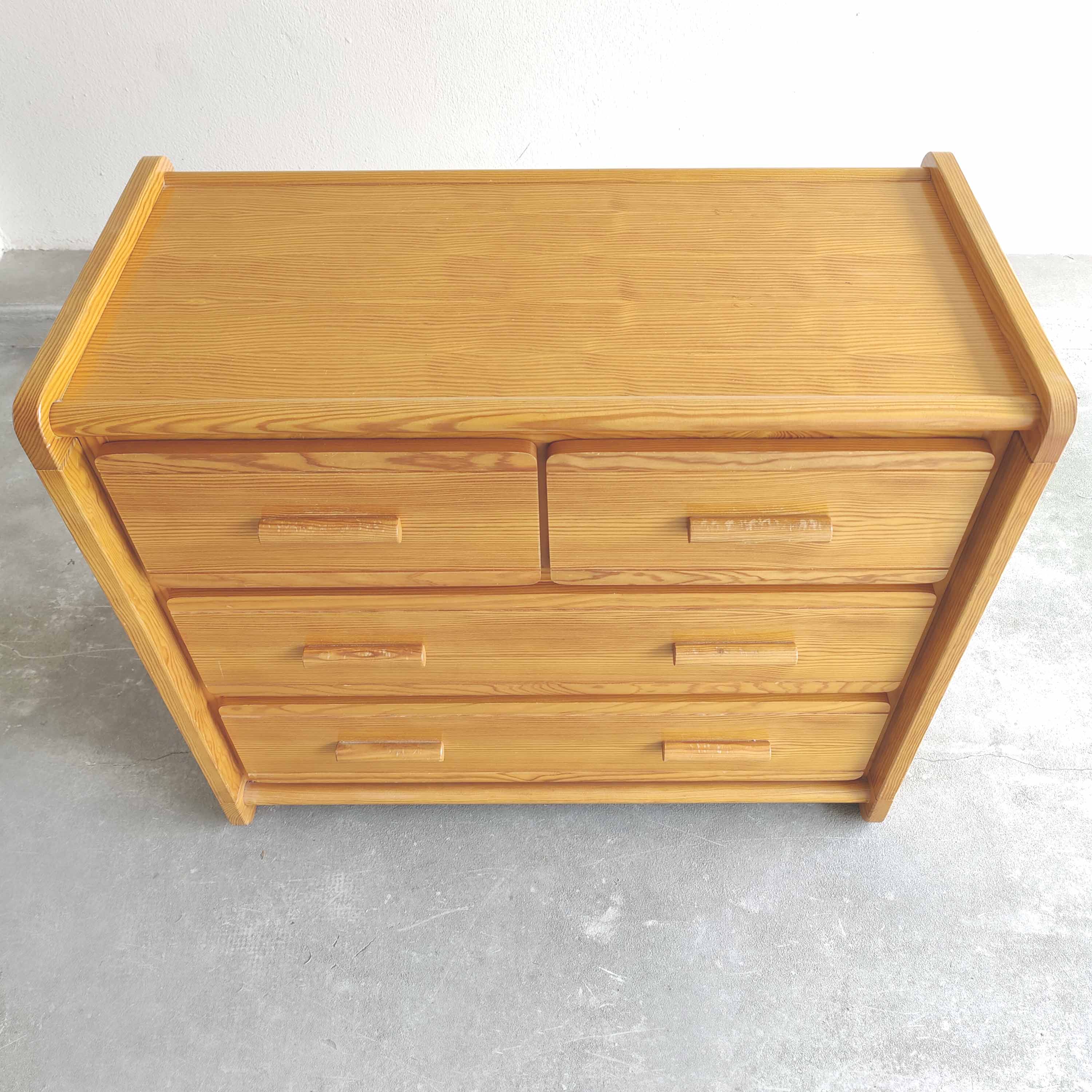 Vintage pine chest of drawers