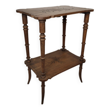Table d'appoint en noyer sculpté