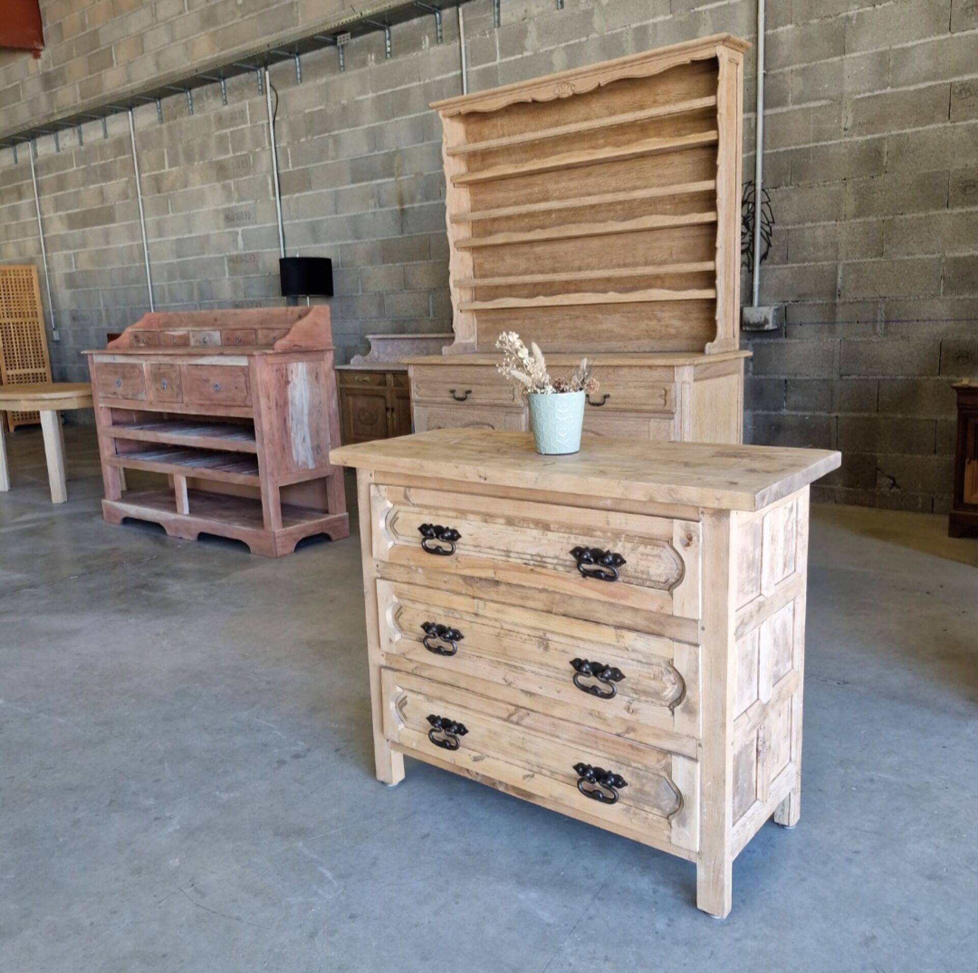 Commode ancienne en bois massif – rénovée