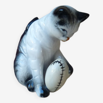 Figurine Chat en Céramique jouant avec une ballon de Rugby Collection Vintage