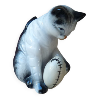 Figurine Chat en Céramique jouant avec une ballon de Rugby Collection Vintage