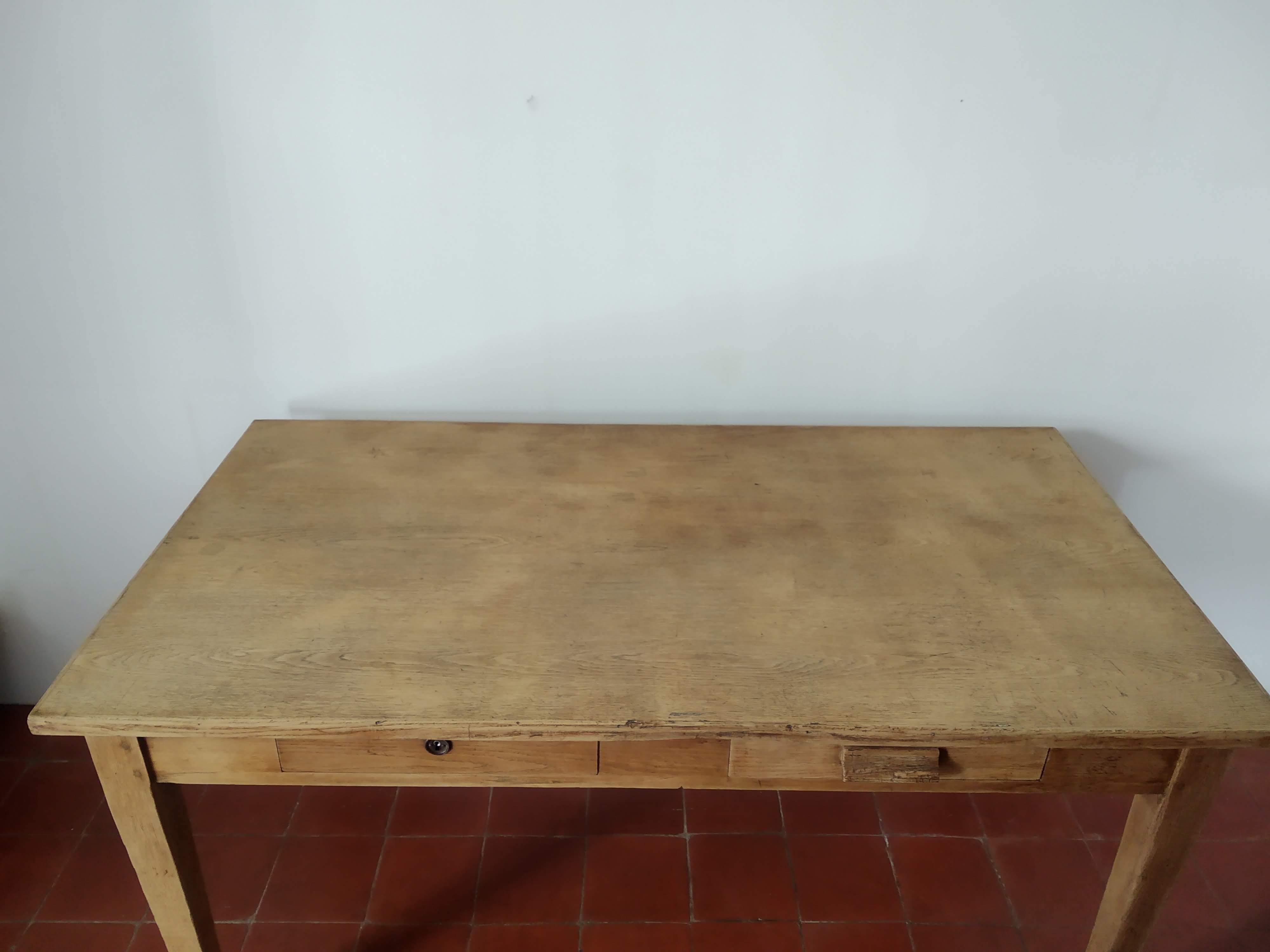 Antique oak table with 2 drawers
