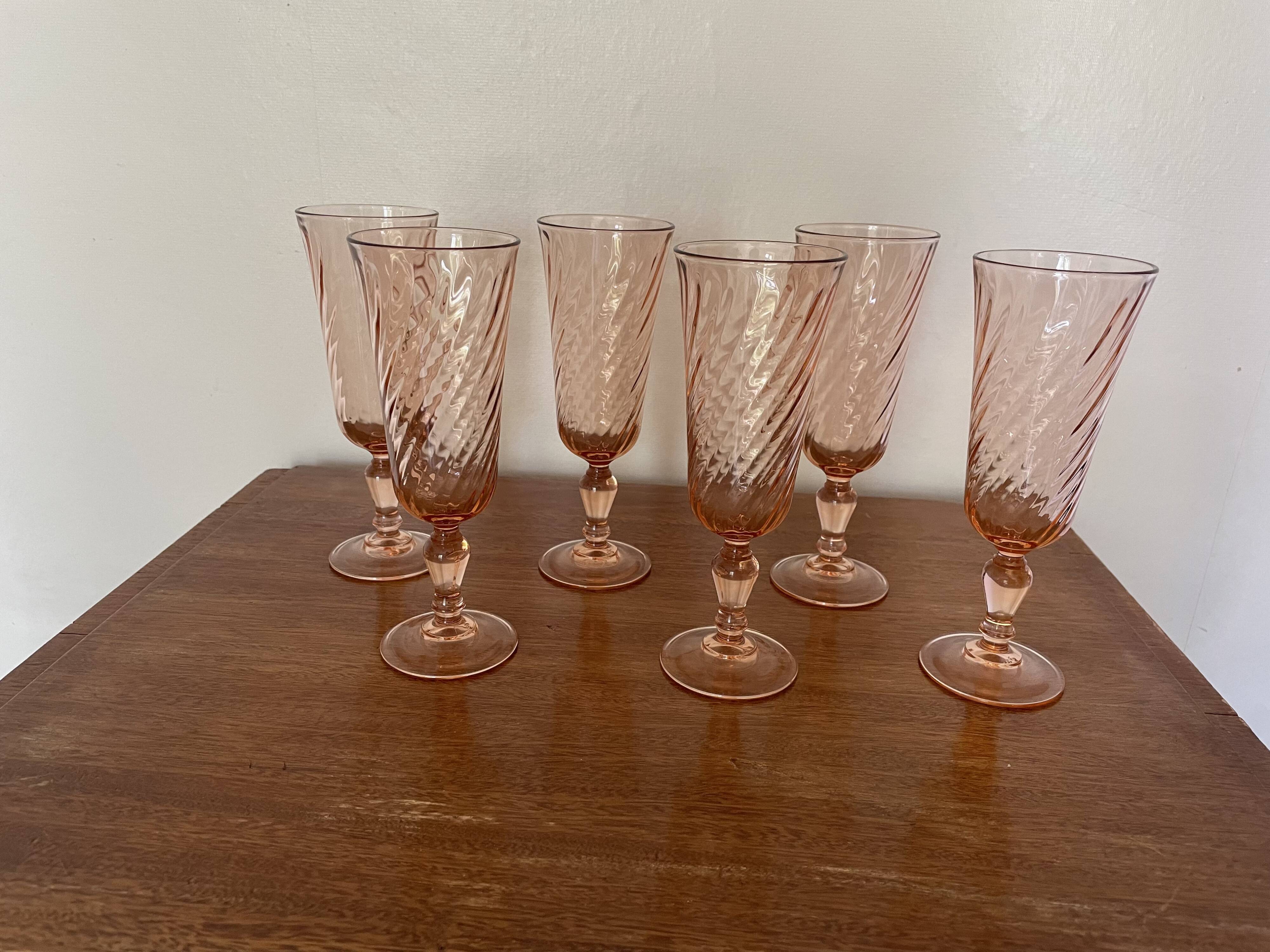 Champagne flutes in pink glass from Arcoroc Luminarc model Rosaline.