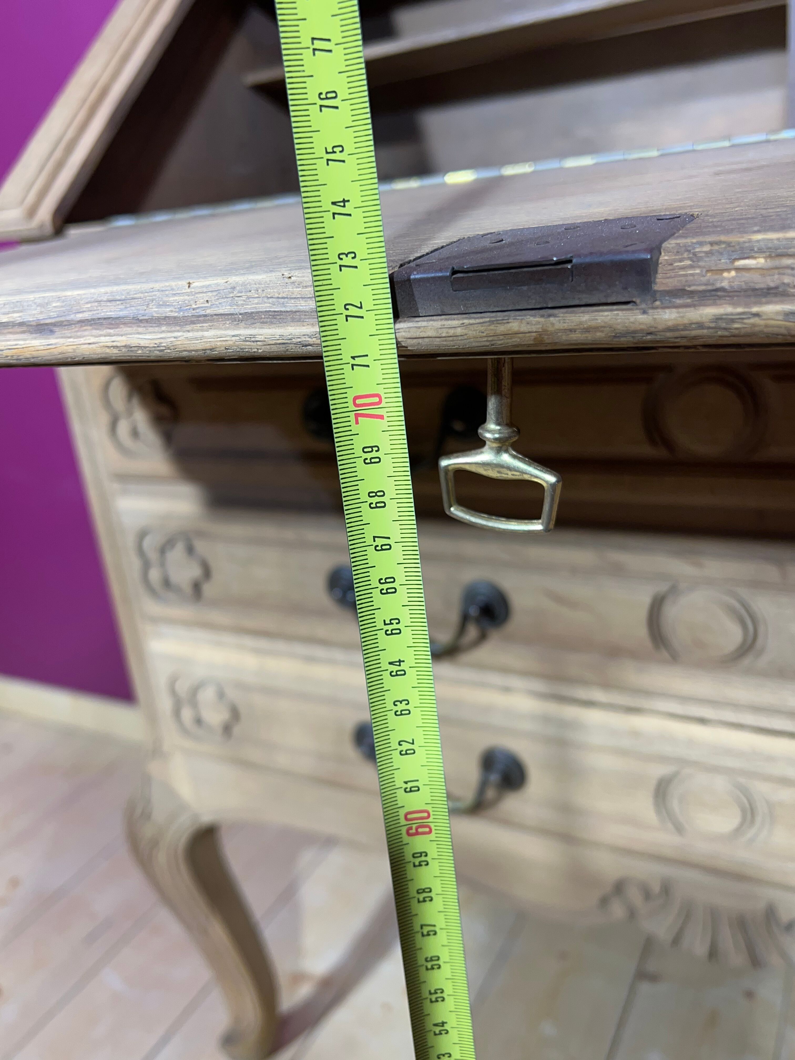 Decapé desk in baroque oak