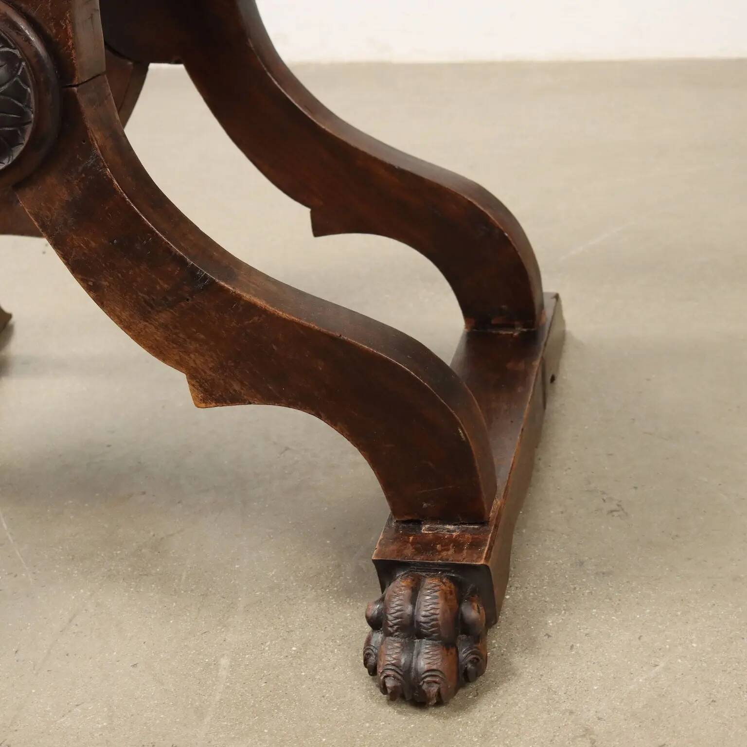 Antique neo-Renaissance folding chair in walnut and leather, Italy, 20th century.