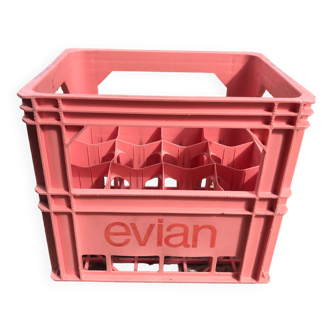 Caisse porte-bouteilles Evian en plastique rose