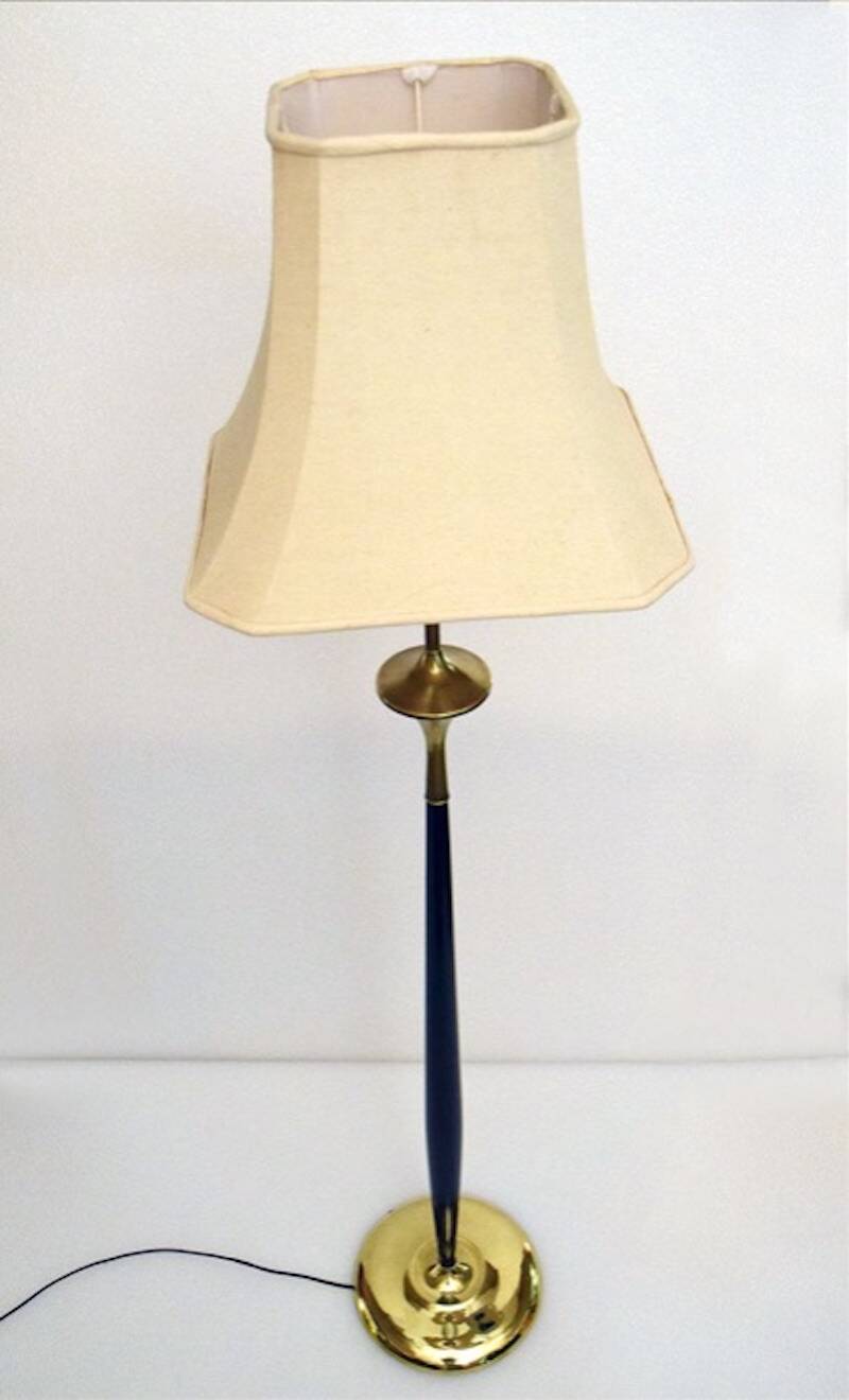 Lampadaire en acajou et laiton, années 1950