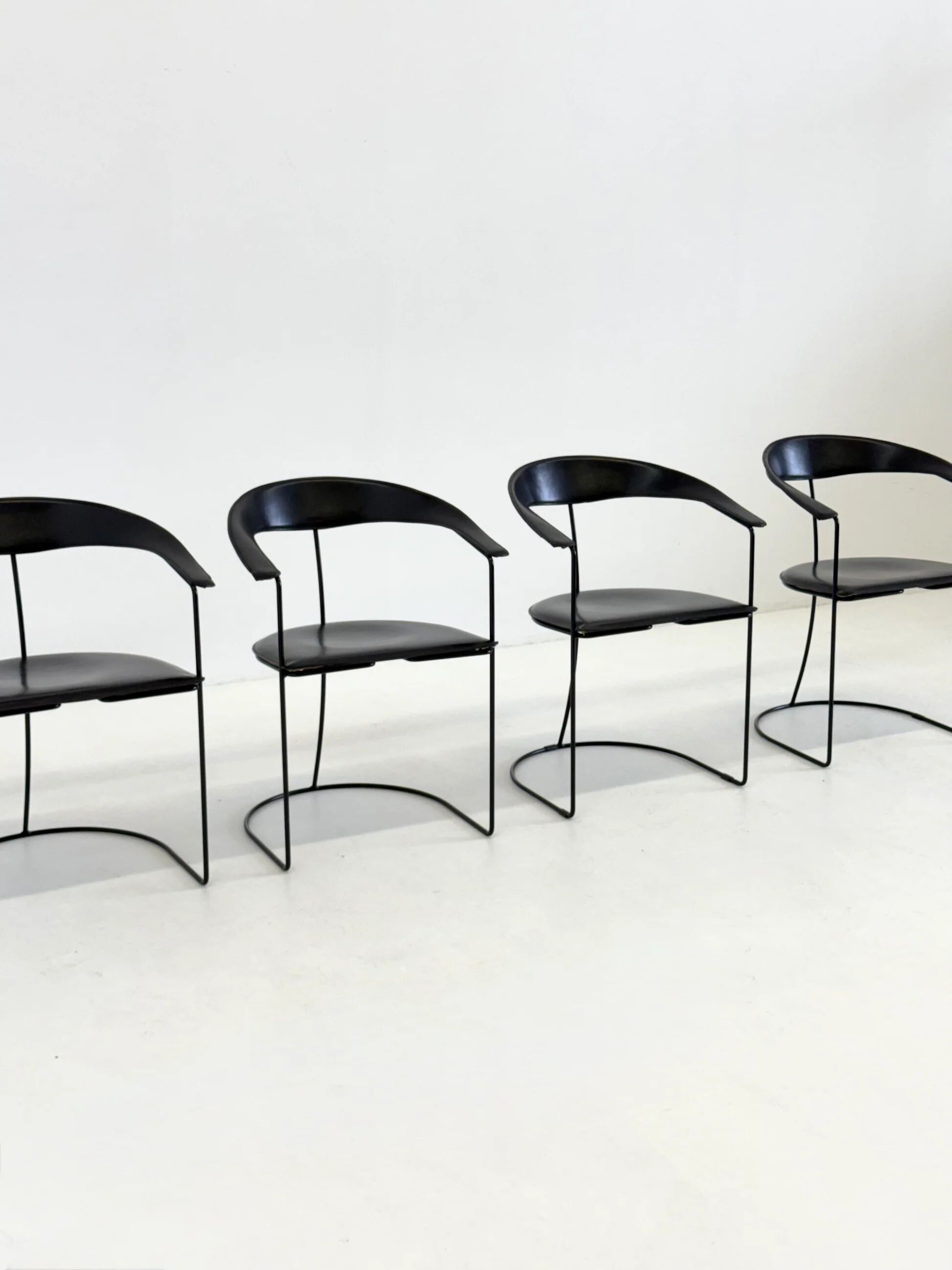 Ensemble de 8 chaises de salle à manger vintage Arrben Ursala en cuir noir.