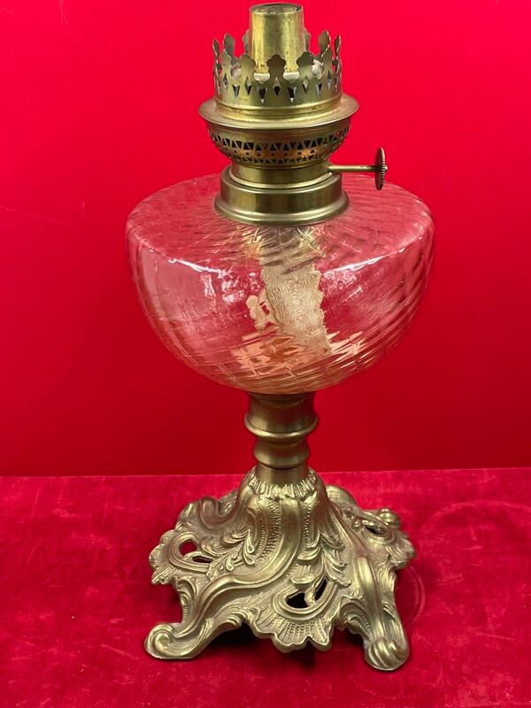 Lampe à pétrole réservoir verre cathédrale pied bronze louis xv rocaille 54 cm
