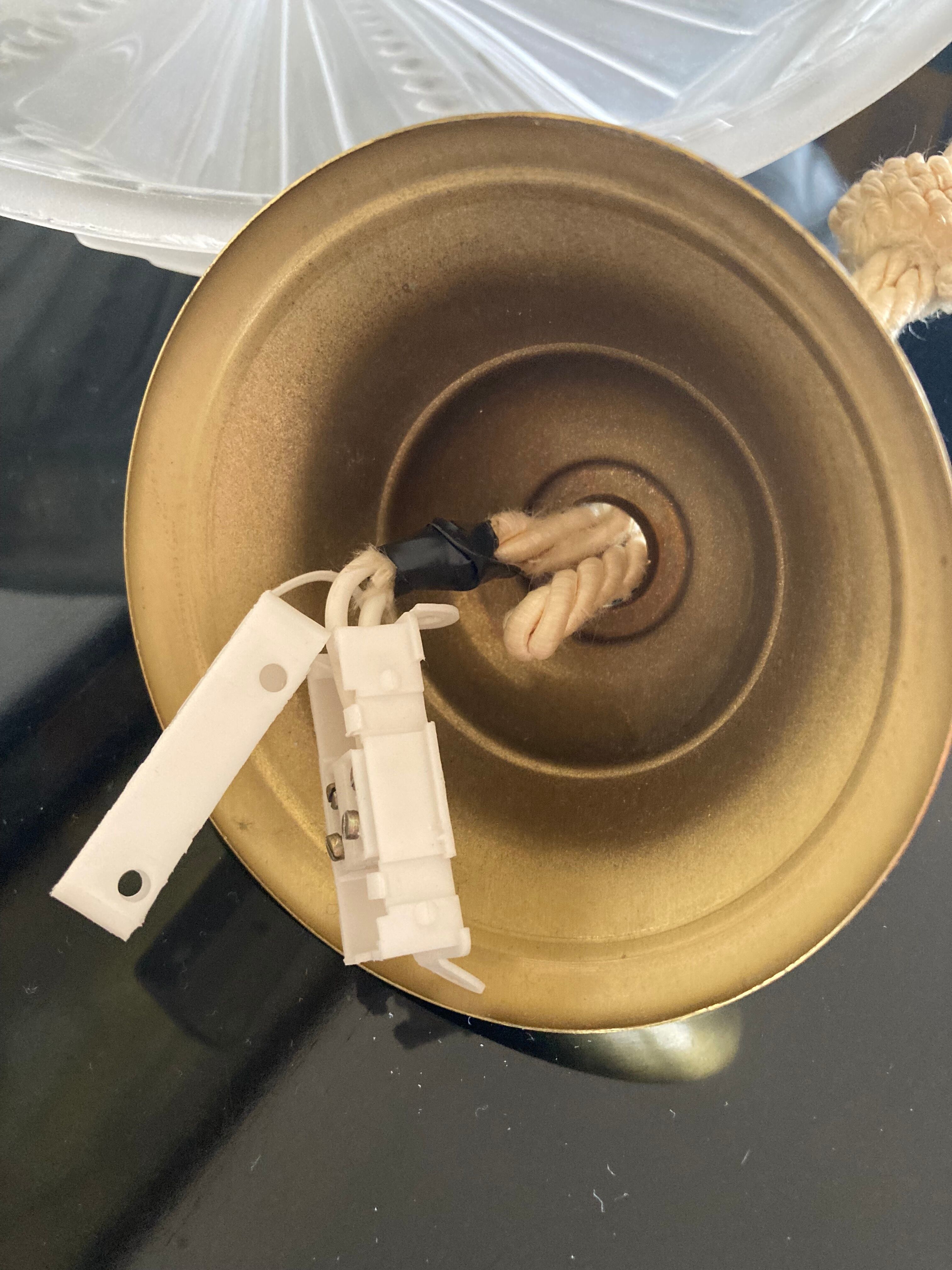 Vintage washbasin suspension