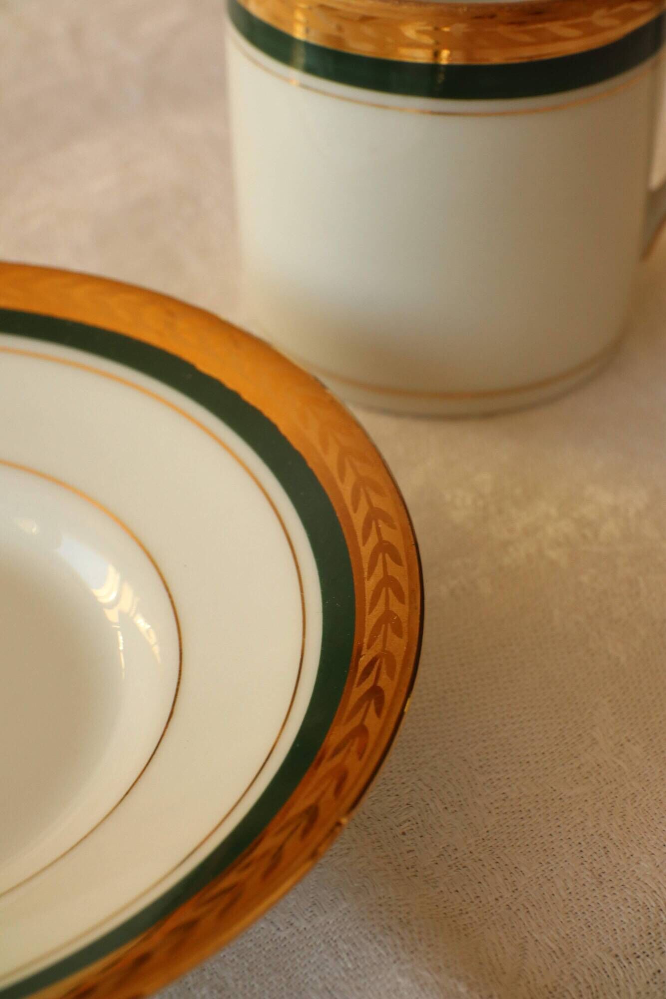 6 coffee cups + saucers in Gien porcelain – Empire style, gold trim
