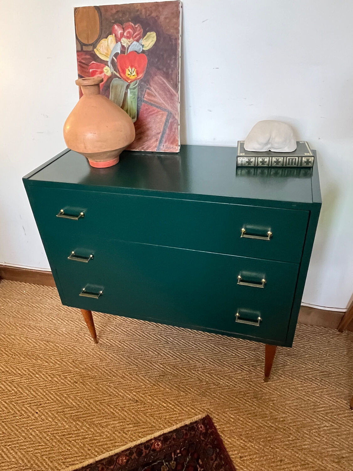 Commode vintage verte poignées dorées et pieds fuseaux