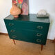 Commode vintage verte poignées dorées et pieds fuseaux