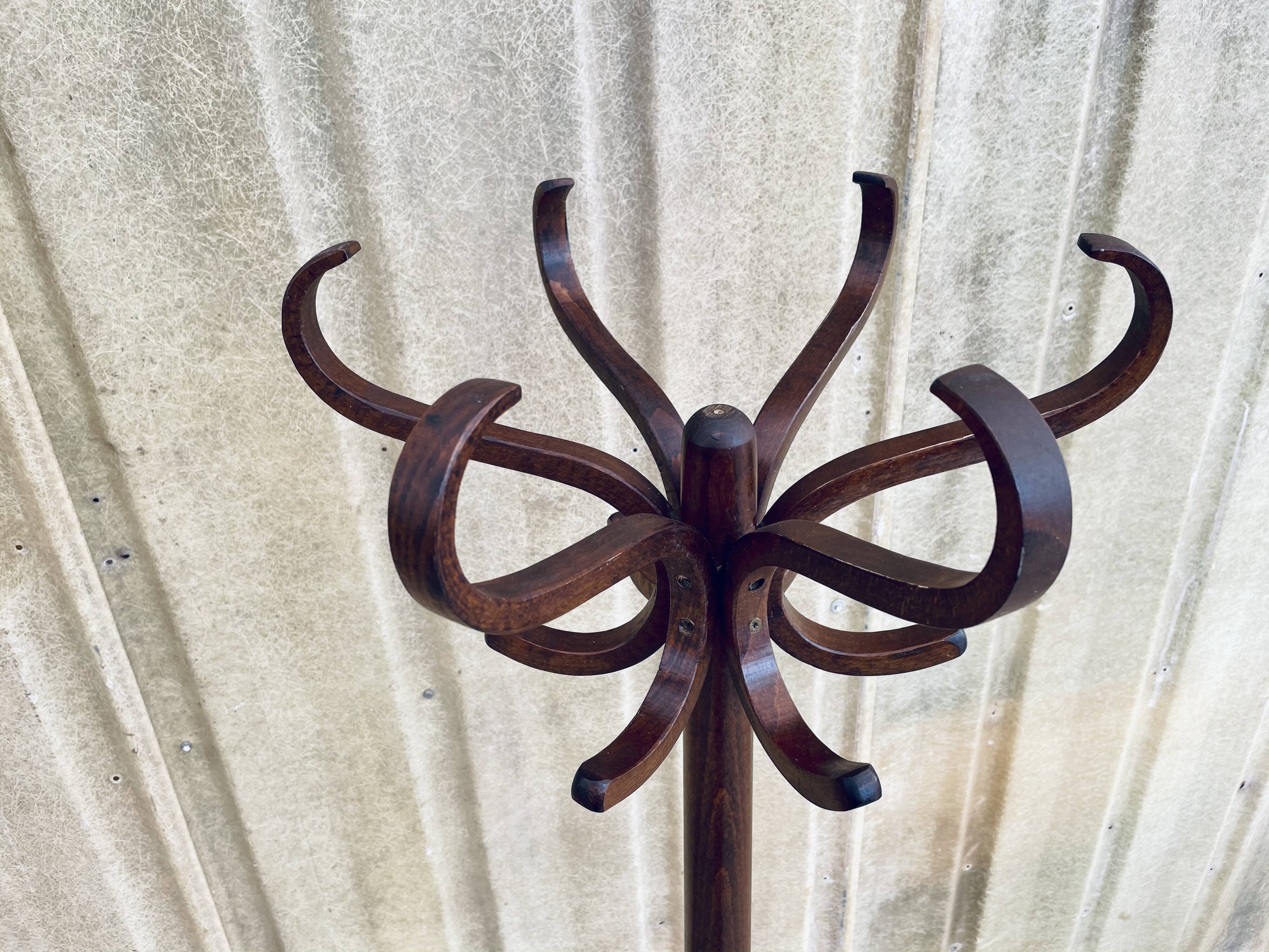 Baumann parrot coat rack