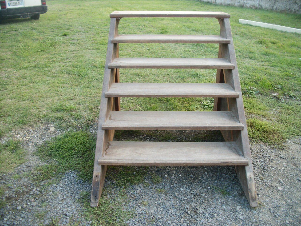 Staircase access scenic / shelf on roullettes