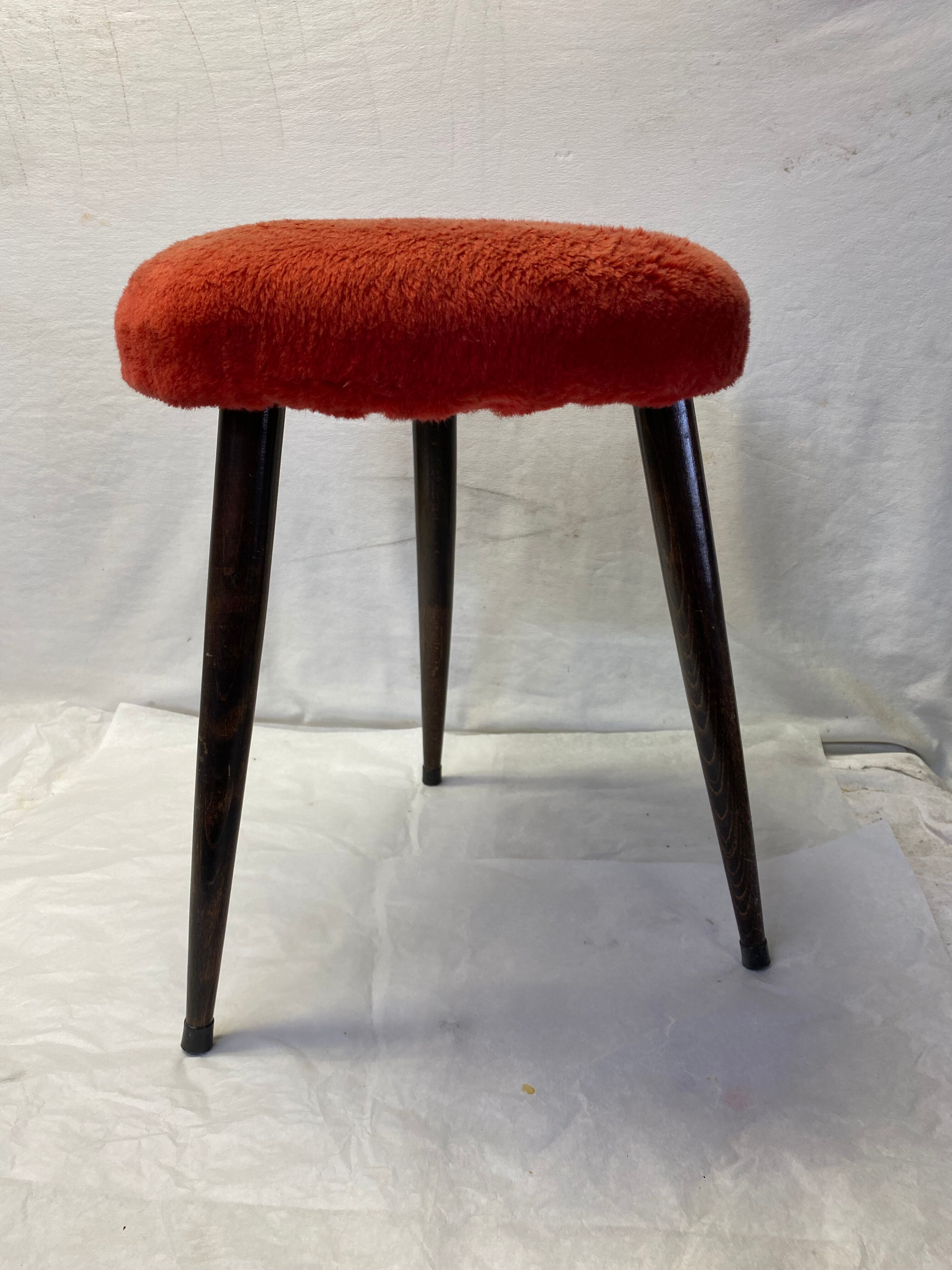 Vintage tripod stool red moumoute