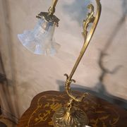 Lampe en bronze et laiton et tulipe en verre moulé bleu