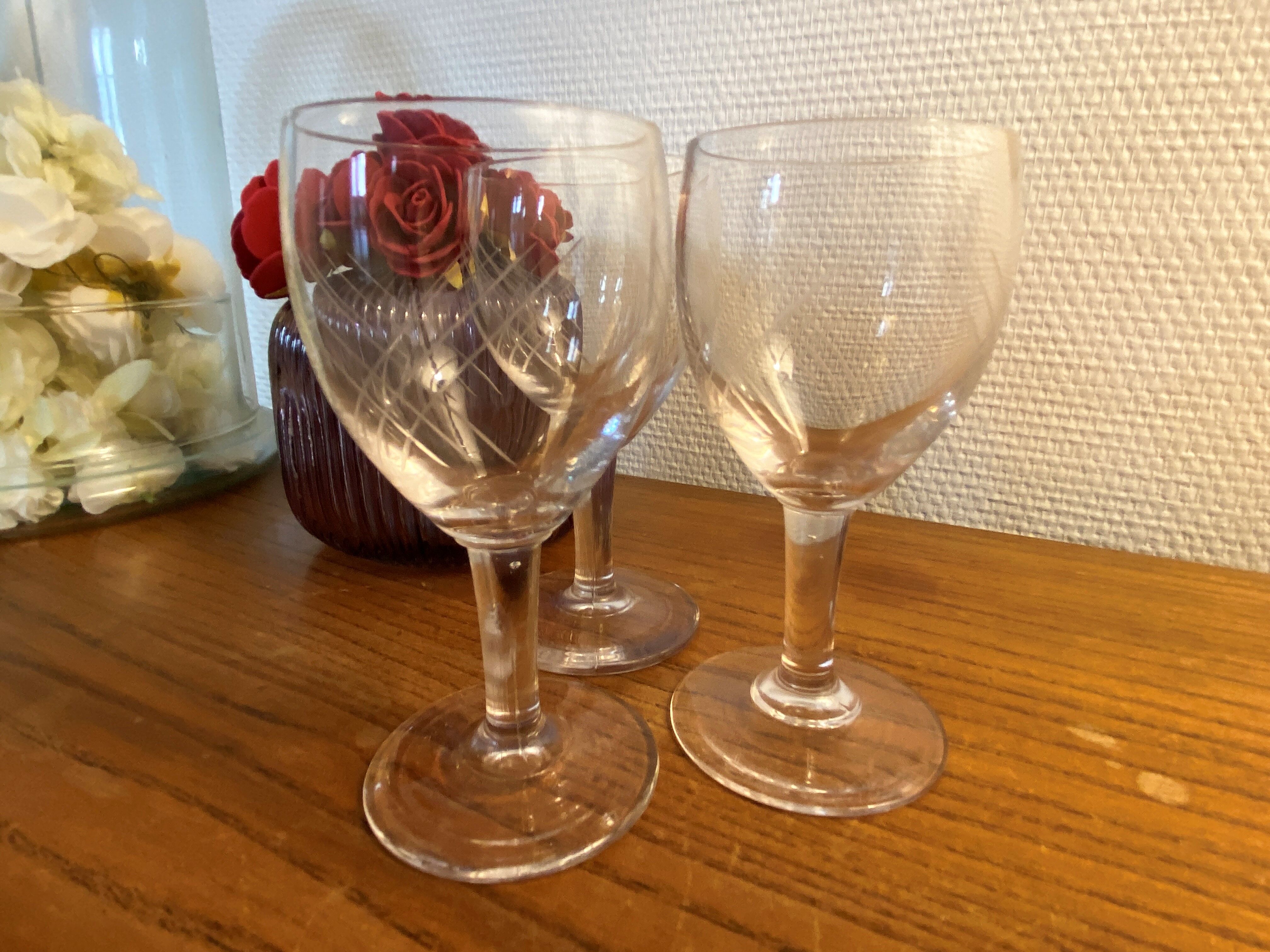 Set of 3 white wine glasses in cut glass