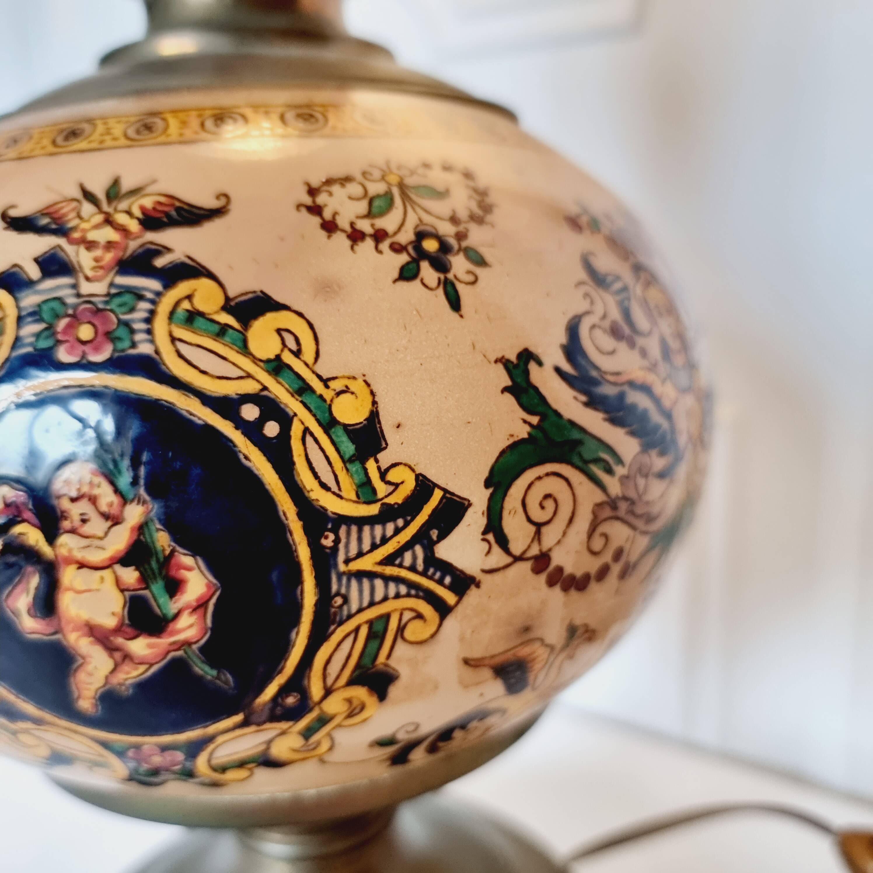 Electrified oil lamp in bronze and hand-painted Gien earthenware