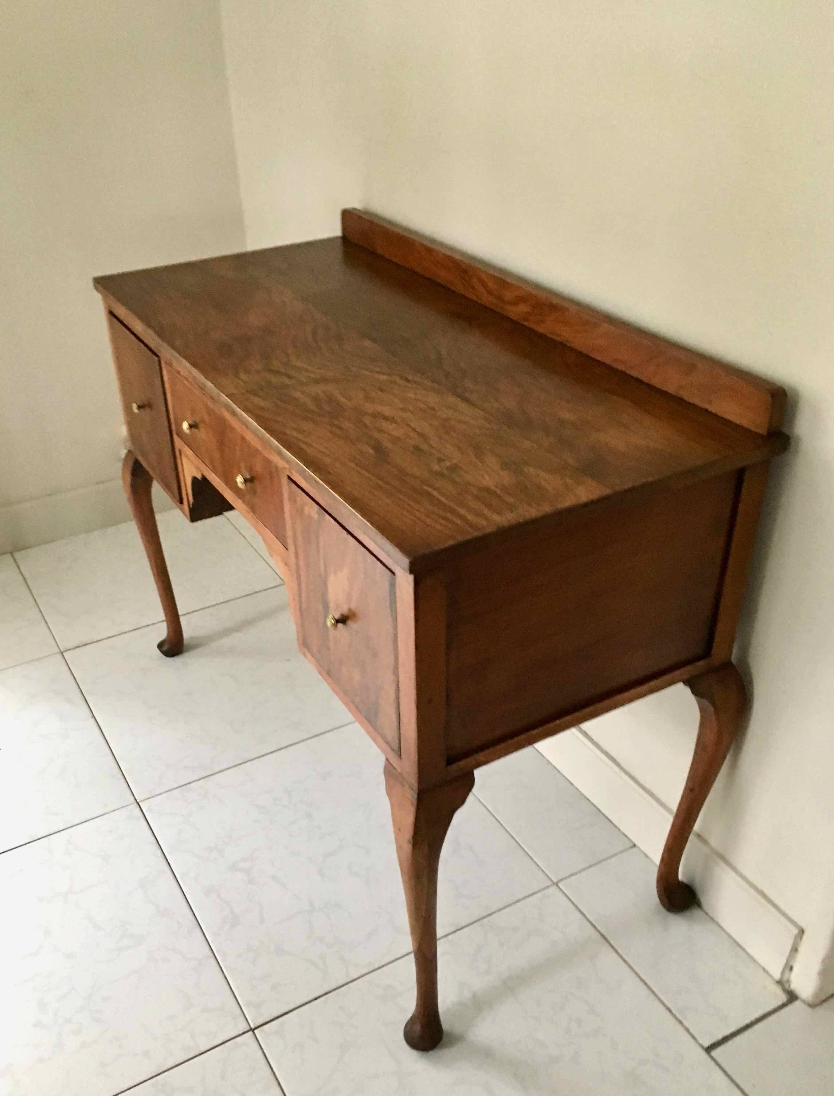 Bureau 1950 pieds galbés