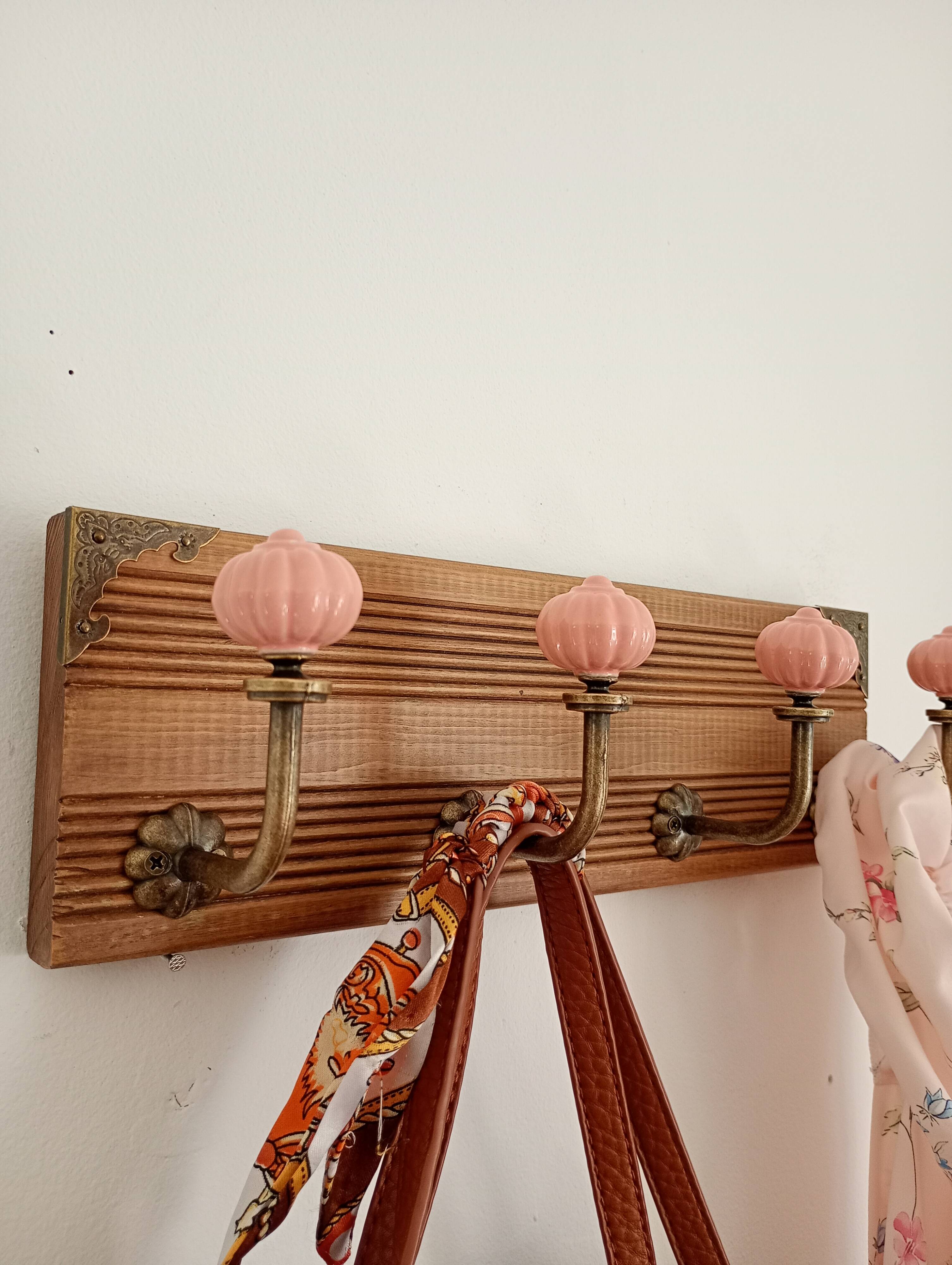 Porte manteau mural style vintage en bois – 4 patères céramique rose 40 cm