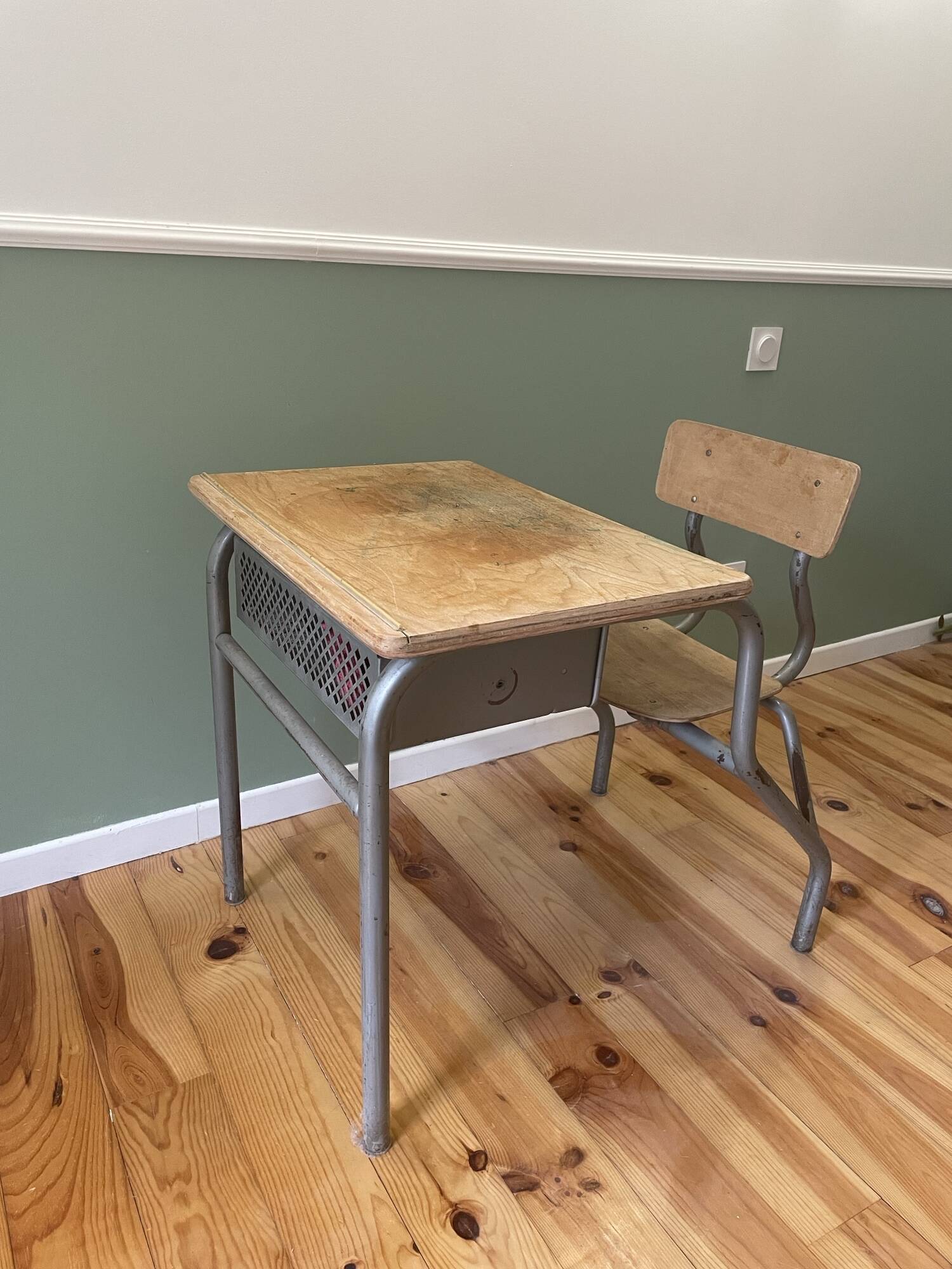 The 1950 school desk with its integrated chair