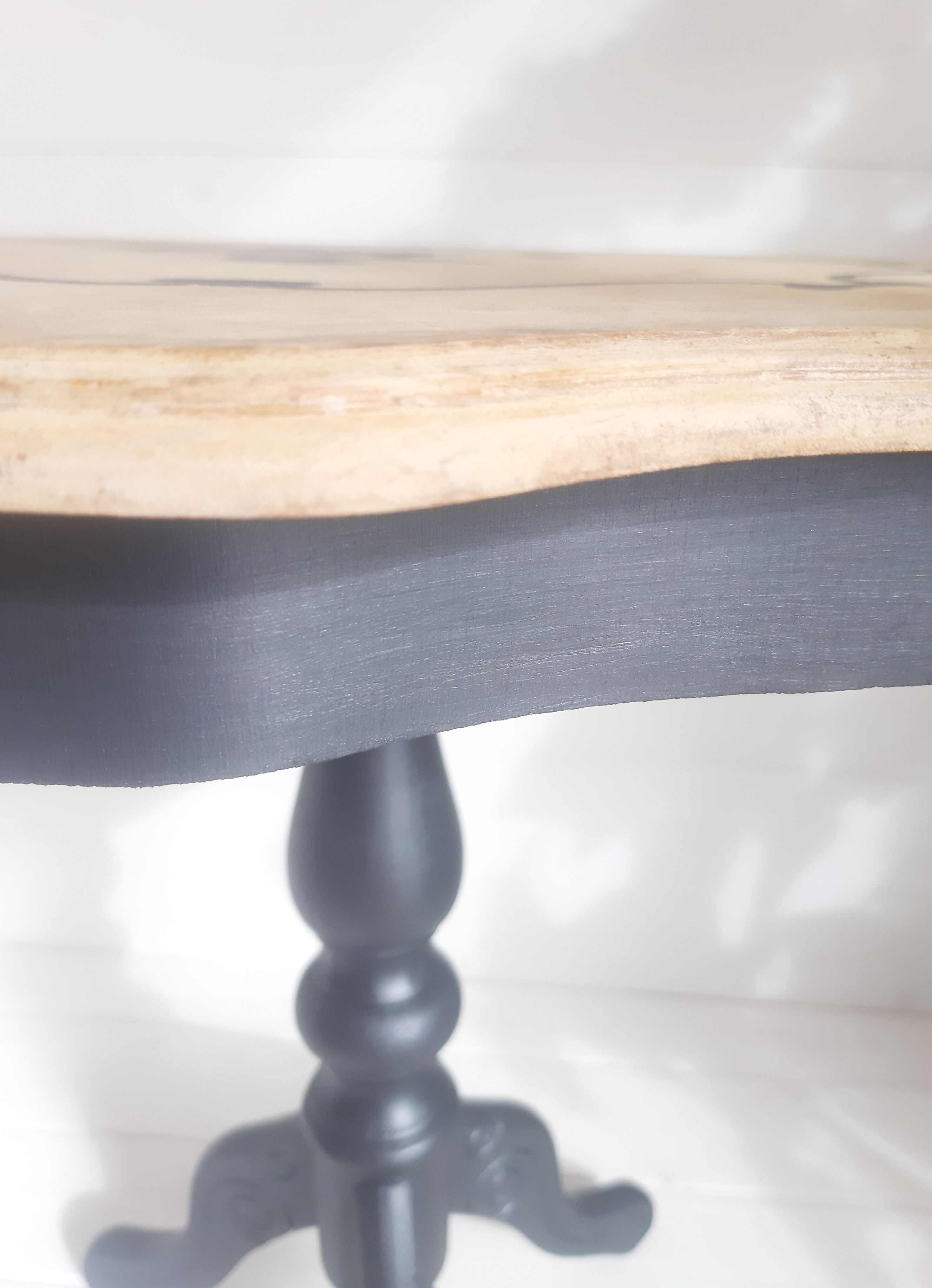 Turntable pedestal table