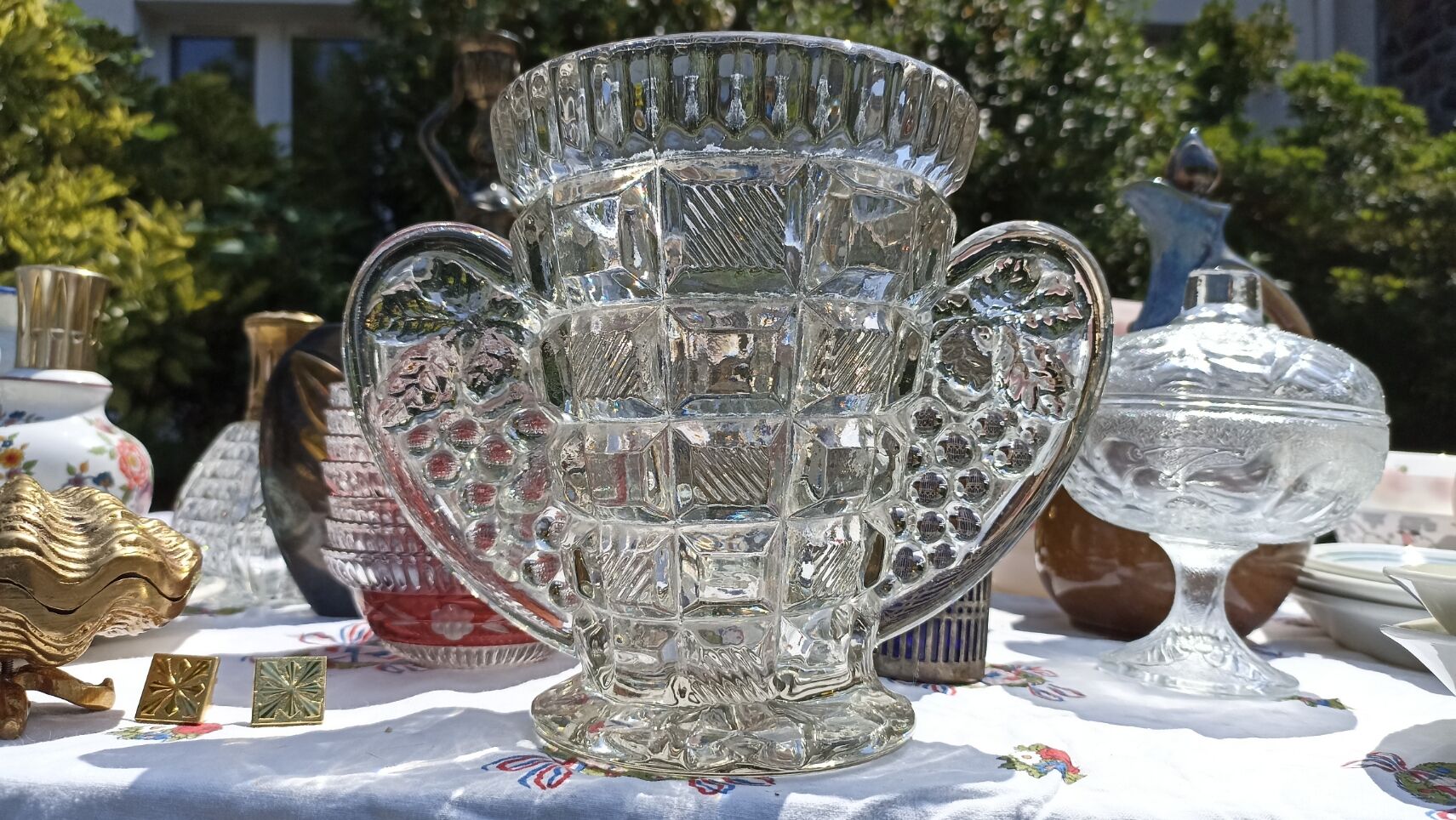Art Deco bee-shaped vase in thick crystal