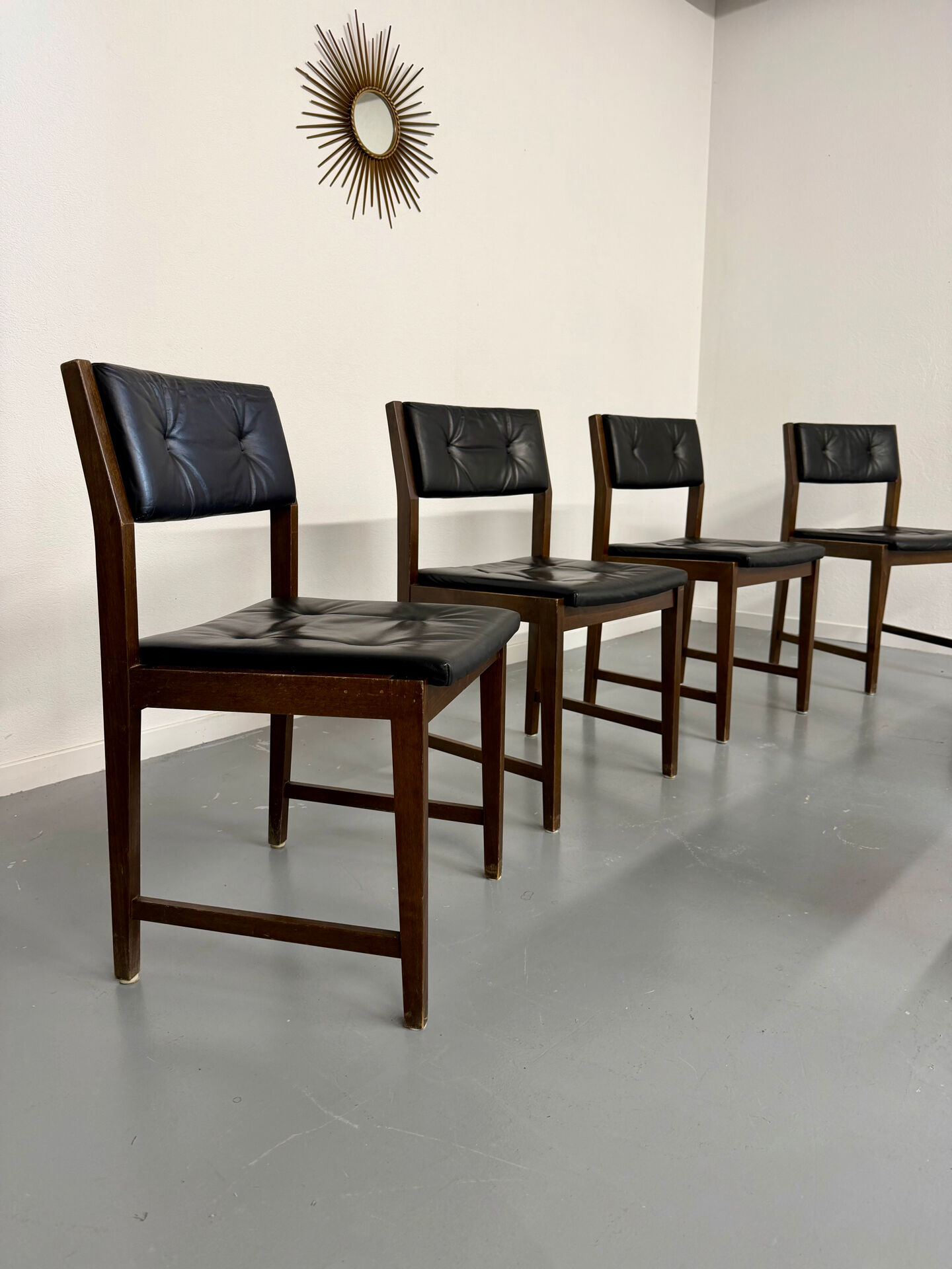 Lot of 6 Scandinavian design chairs in wood and black faux leather an70.