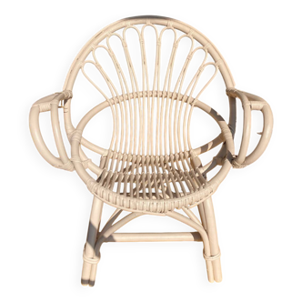 Fauteuil coquille en rotin peint en rose pâle