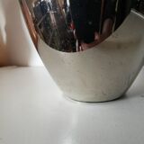 vase en métal , fleurs en relief