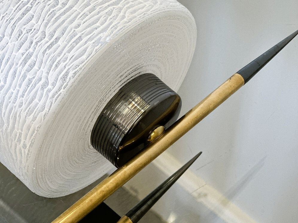 Paire d'appliques vintage années 60, appliques chic parisiennes en laiton et verre texturé