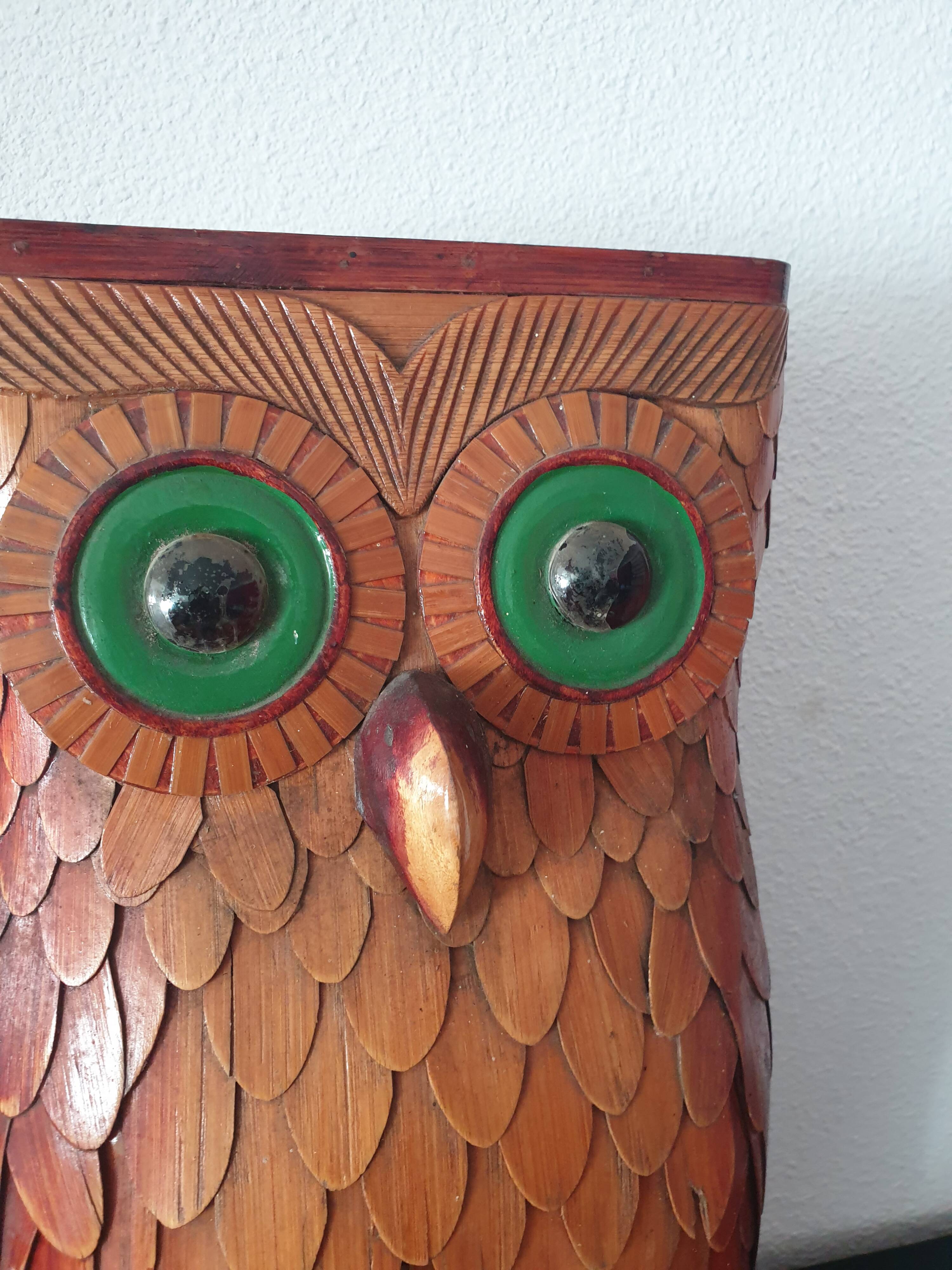 Umbrella holder in the shape of an owl in wood and wicker