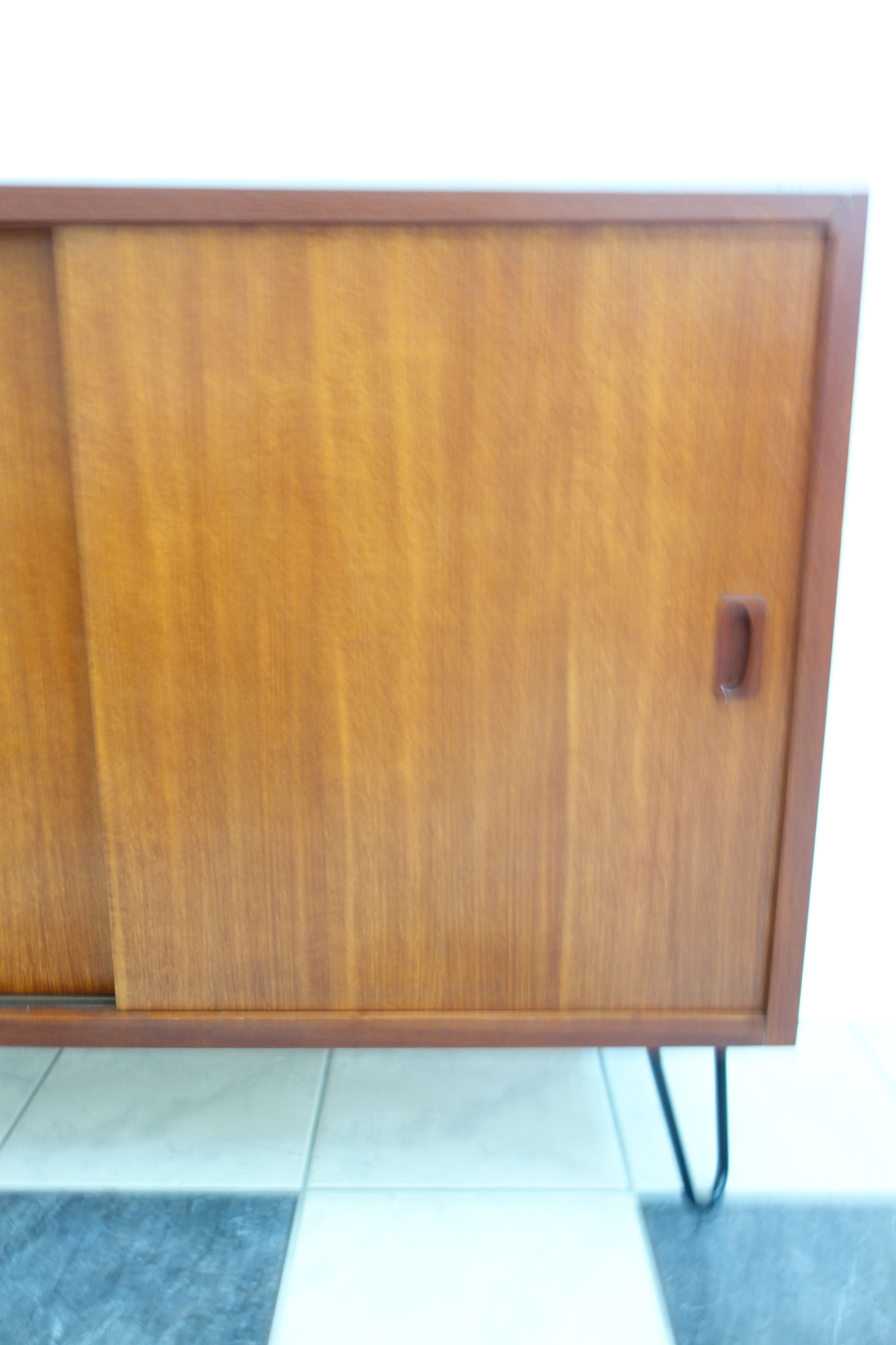 Buffet avec des portes coulissantes