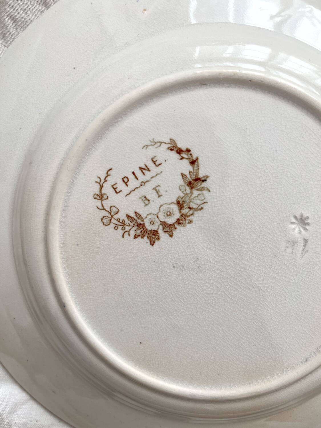 8 assiettes à dessert en terre de fer « Epine » Boch Freres Keramis (BFK)